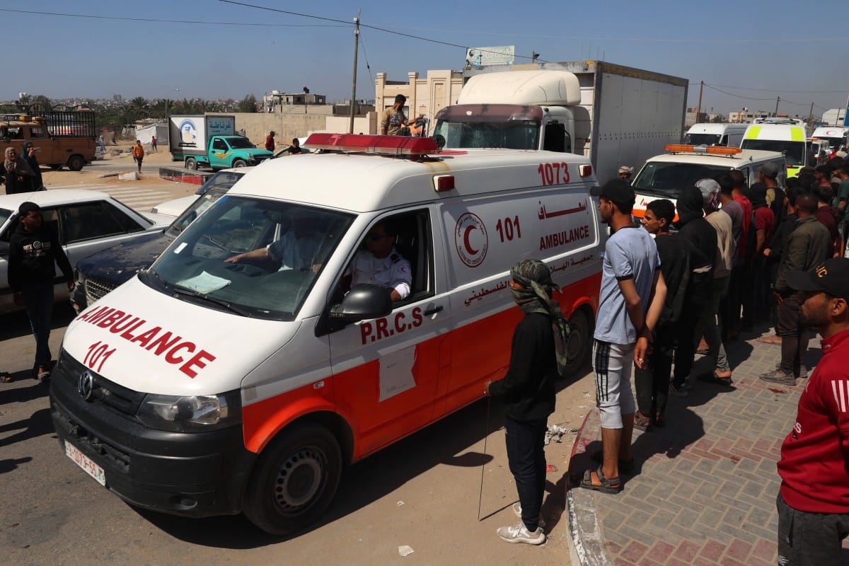 Ambulanse powoli jada - ludzie się rozstępują