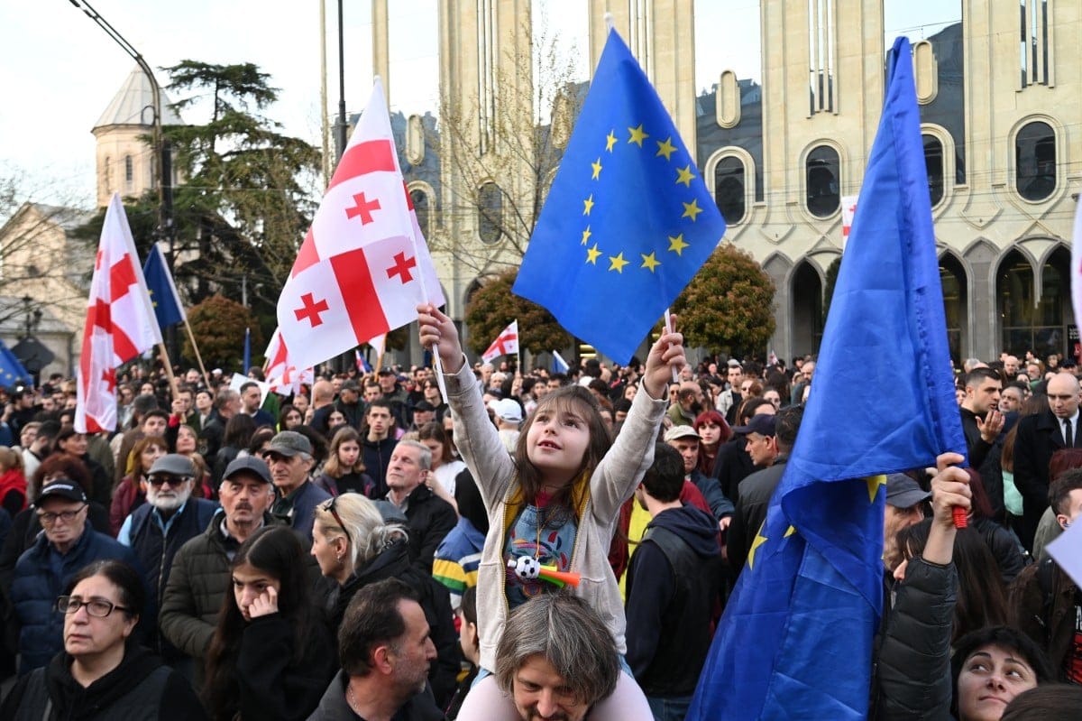 Tłum z flagami gruzińskimi i europejskimi