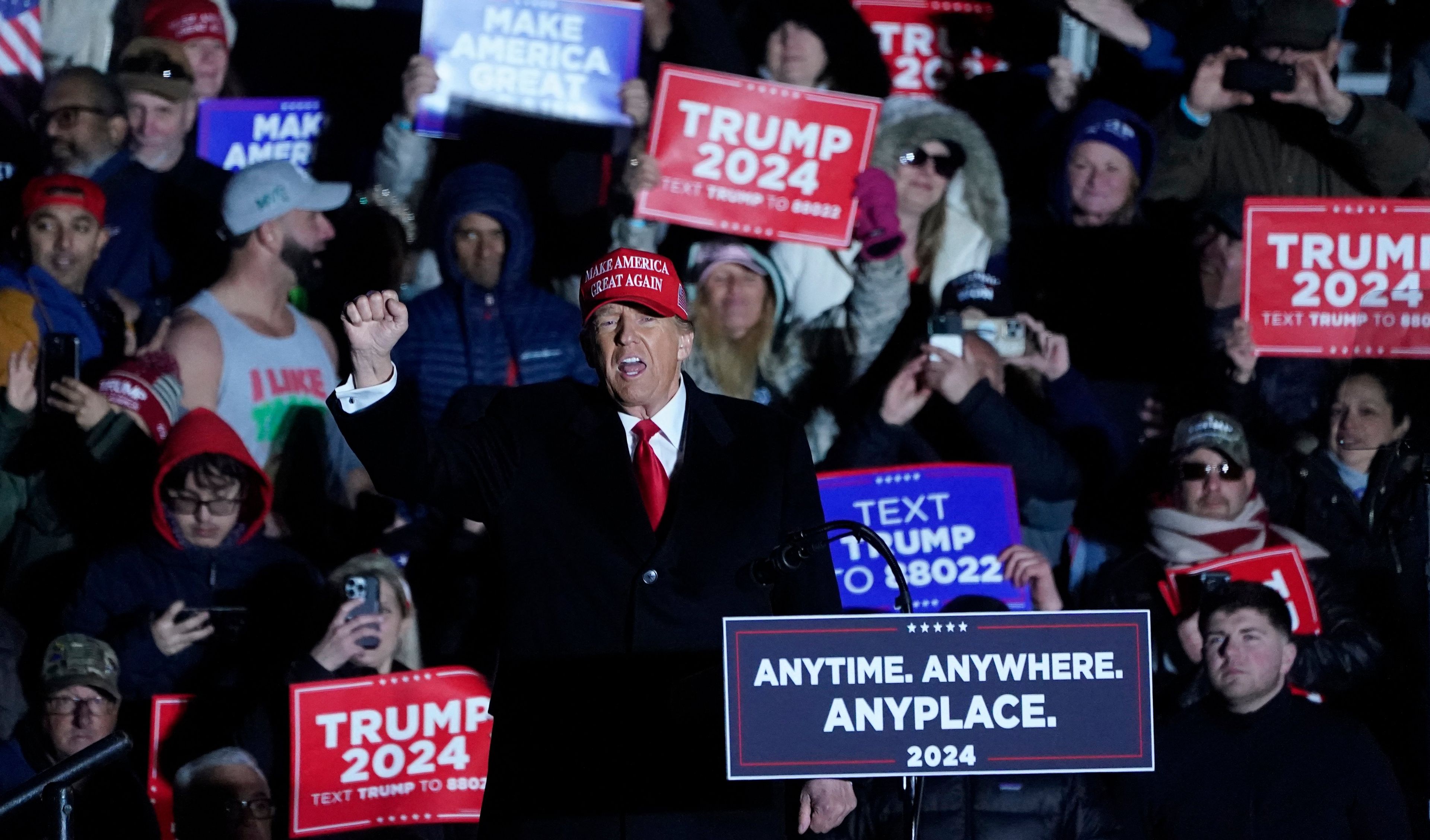 Donald Trum z wzniesioną prawą pięścią