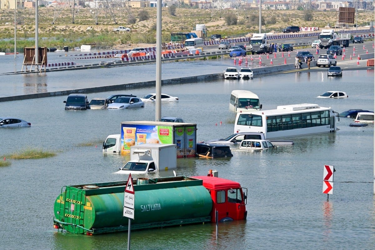Samochody po dachy w wodzie na autostradzie