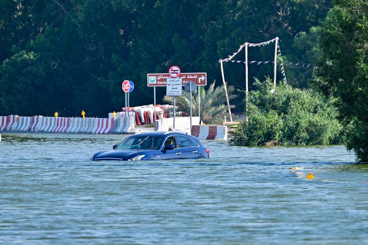 Samochód na wpół zalany wodą na ulicy w Dubaju
