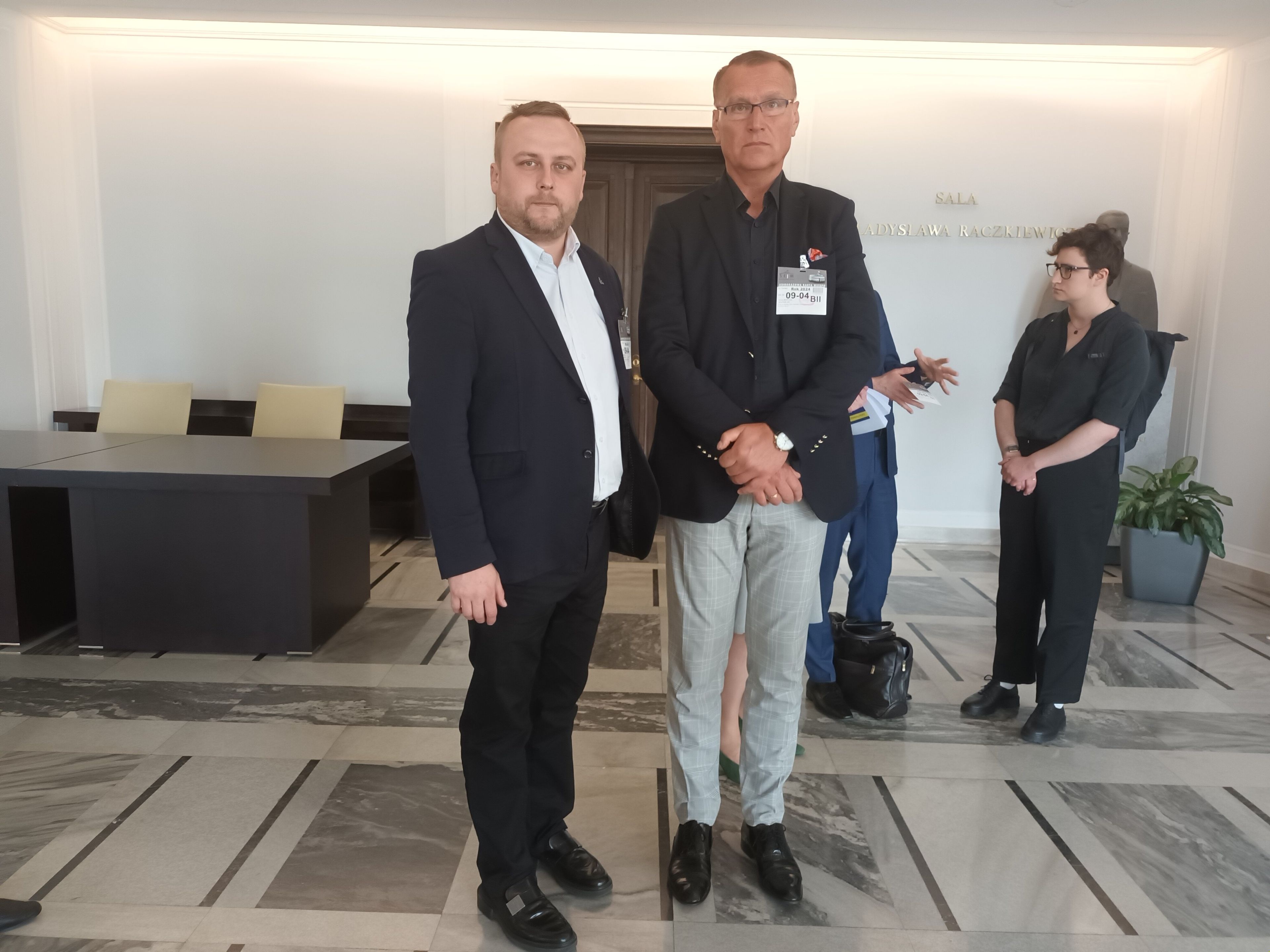 Dwaj męzczyźni pozują do zdjęcia w Senacie