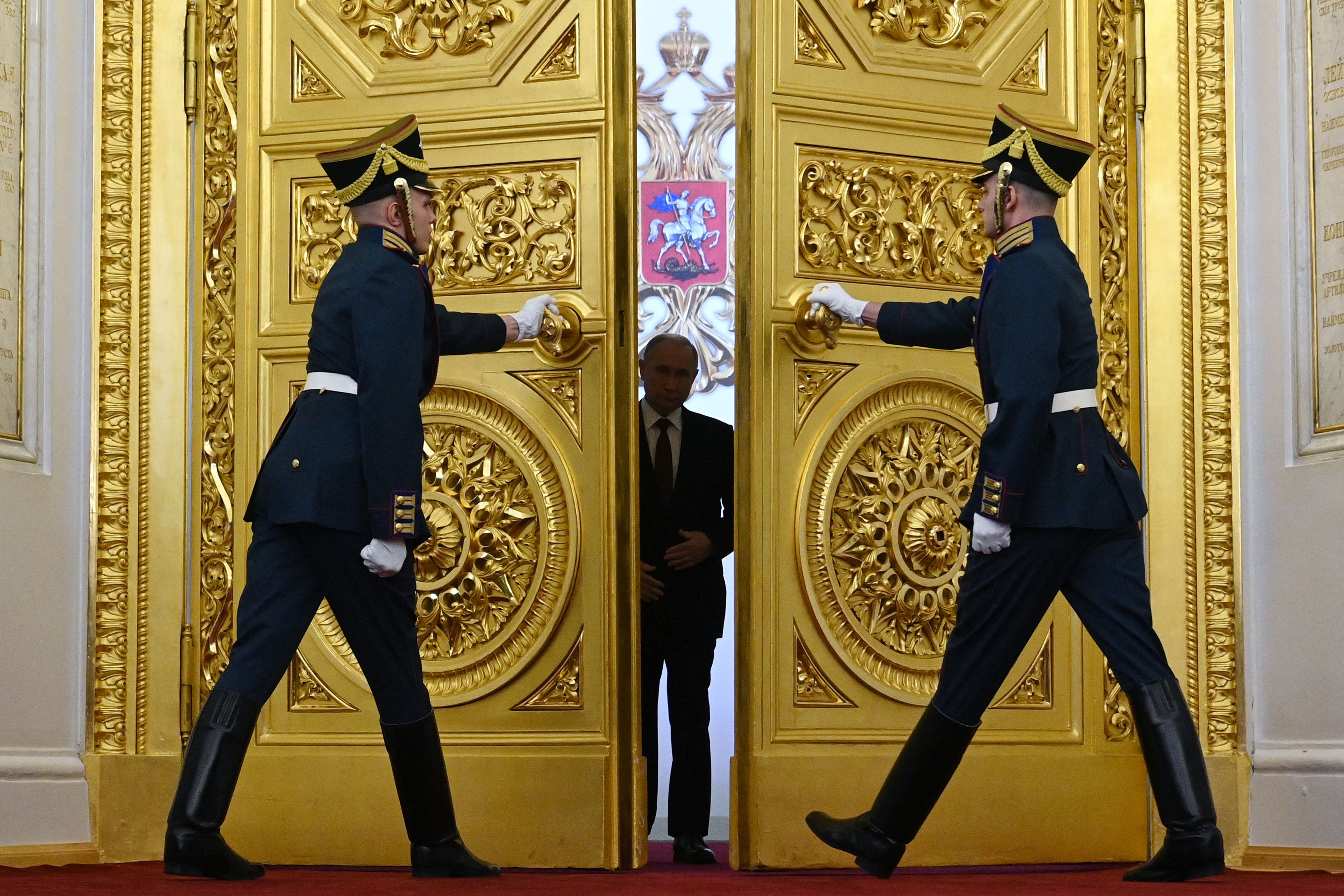 Putin wchodzi przez złote drzwi