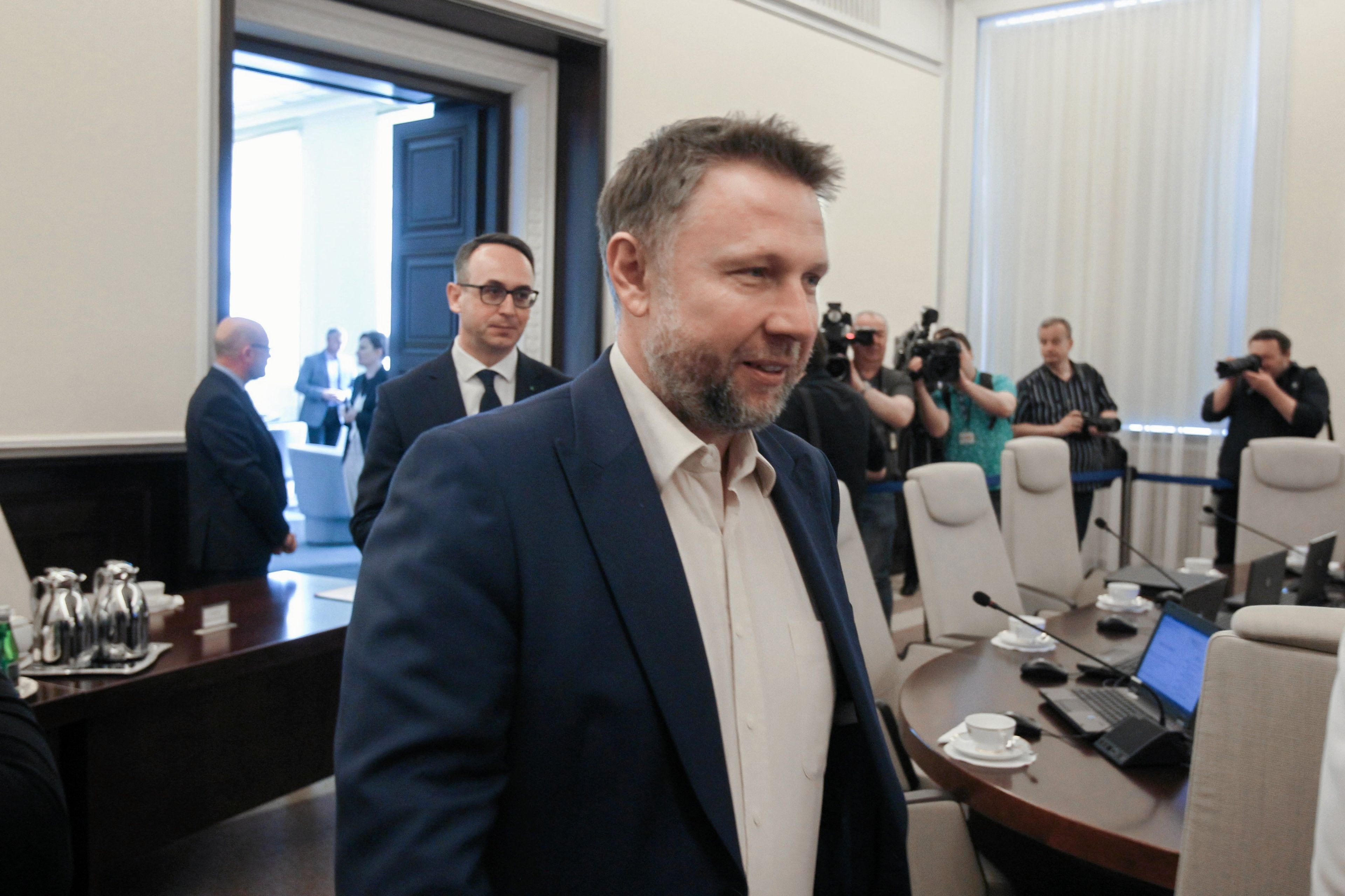 Mężczyzna w marynarce na sali posiedzeń rządu