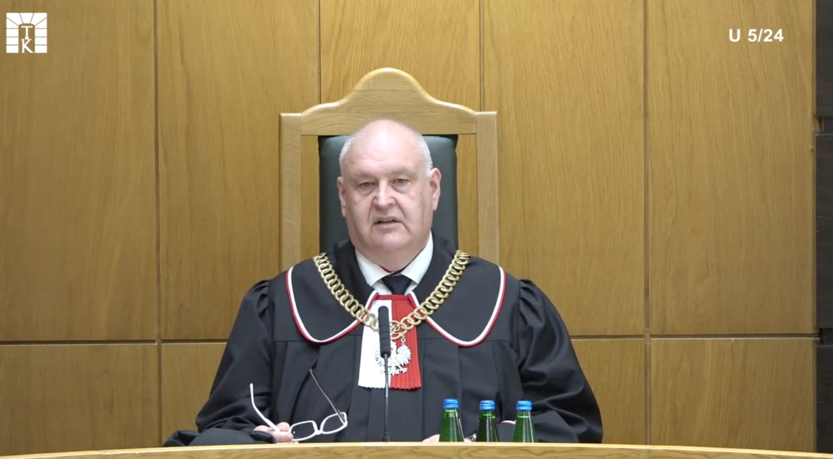 Na zdjęciu Bogdan Święczkowski, sędzia TK na sali rozpraw. W todze i w łańcuchu sędziowskim