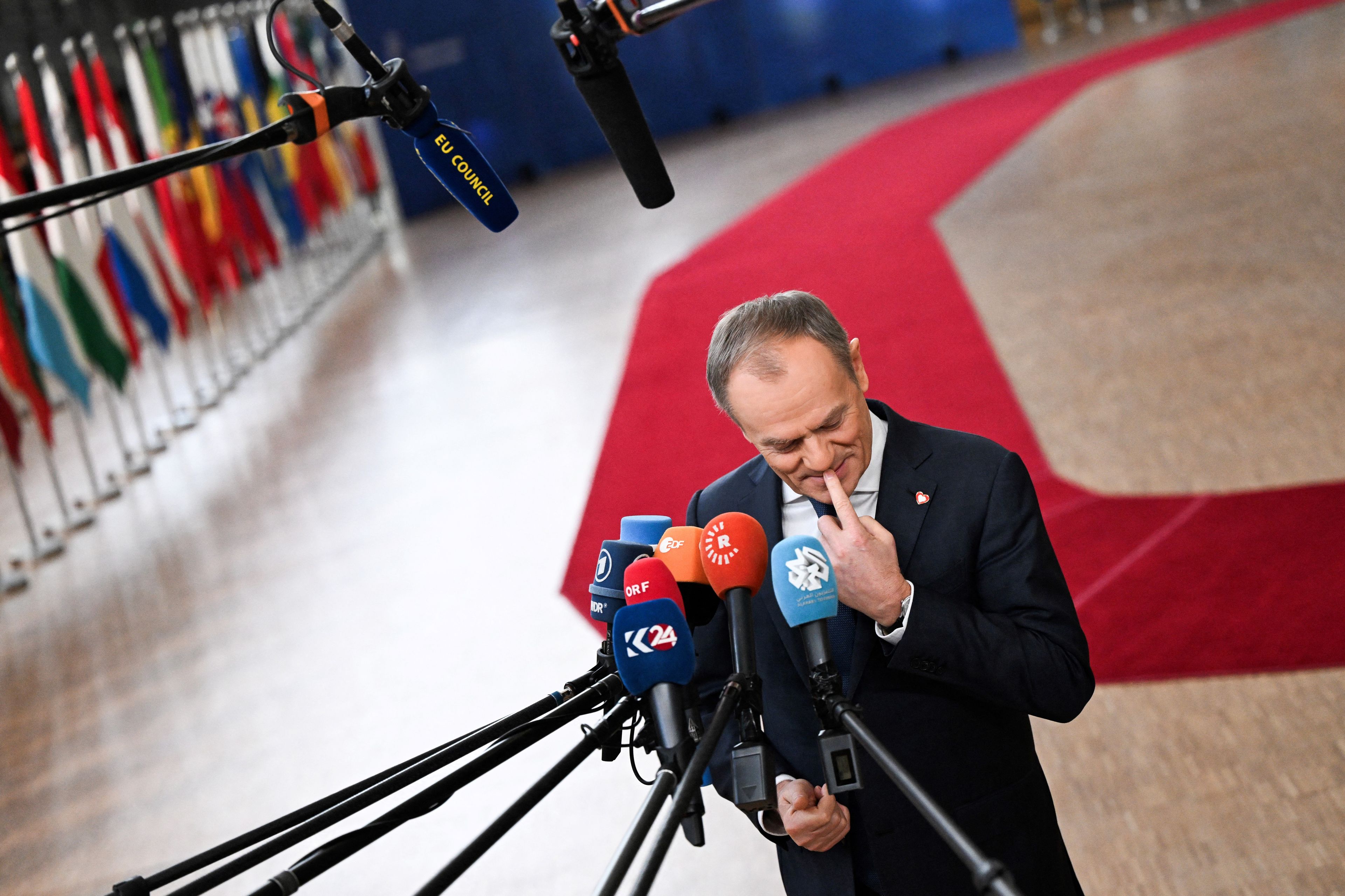 Mężczyzna (Tusk) przed mikrofonami