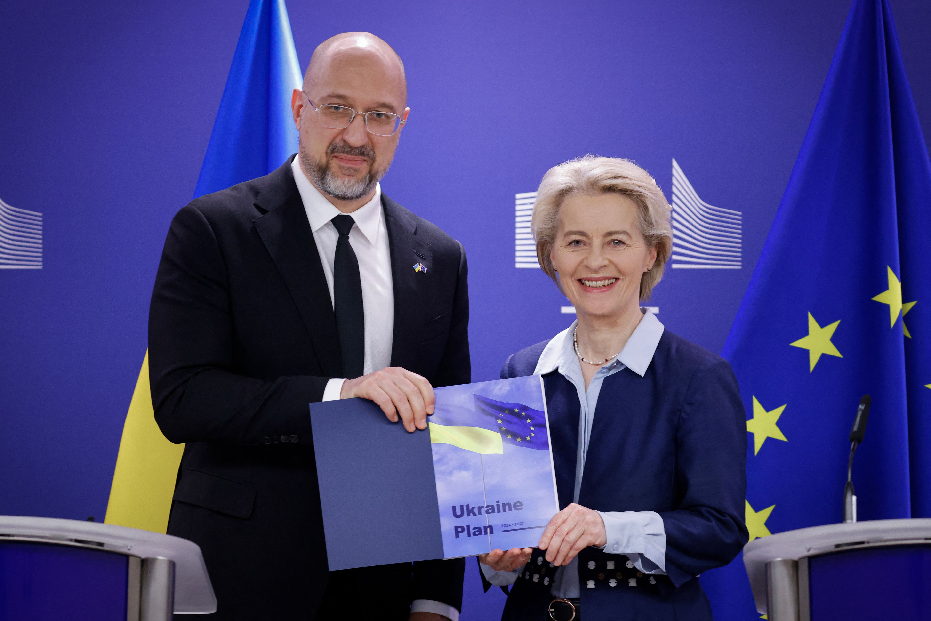 Mężczyzna i kobieta uśmiechają do kamery