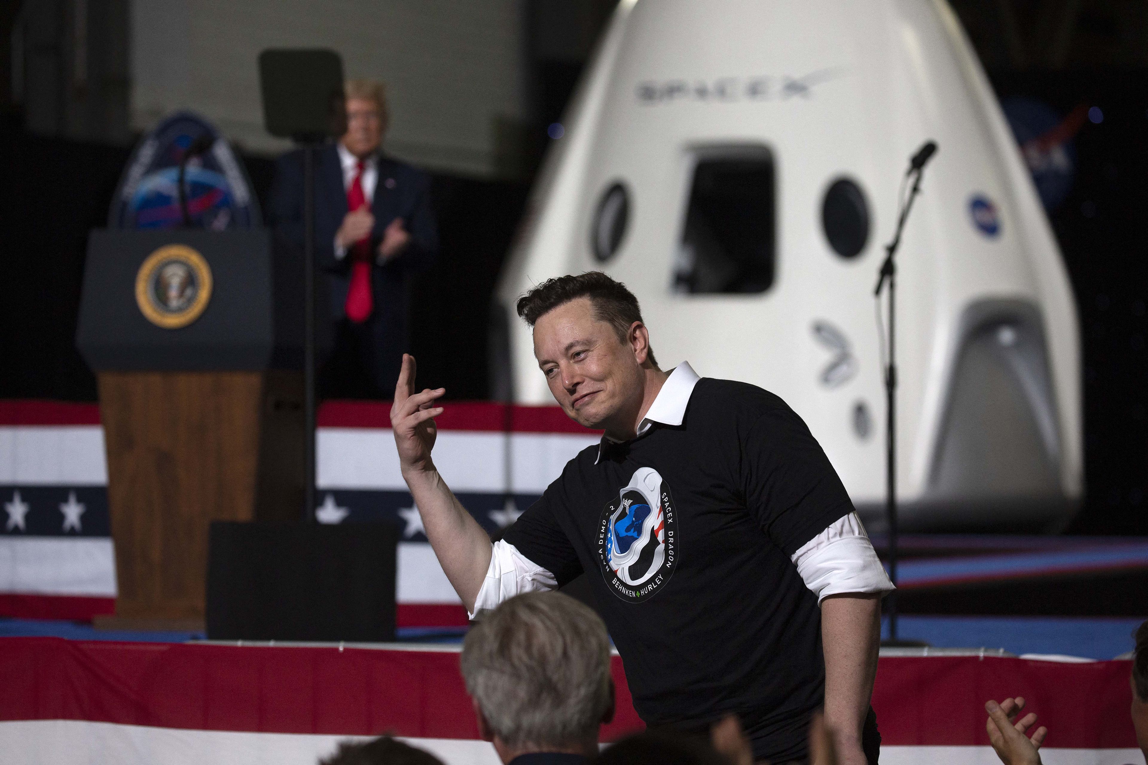 Elon Musk pokazuje palcem na nadchodzącego Trumpa