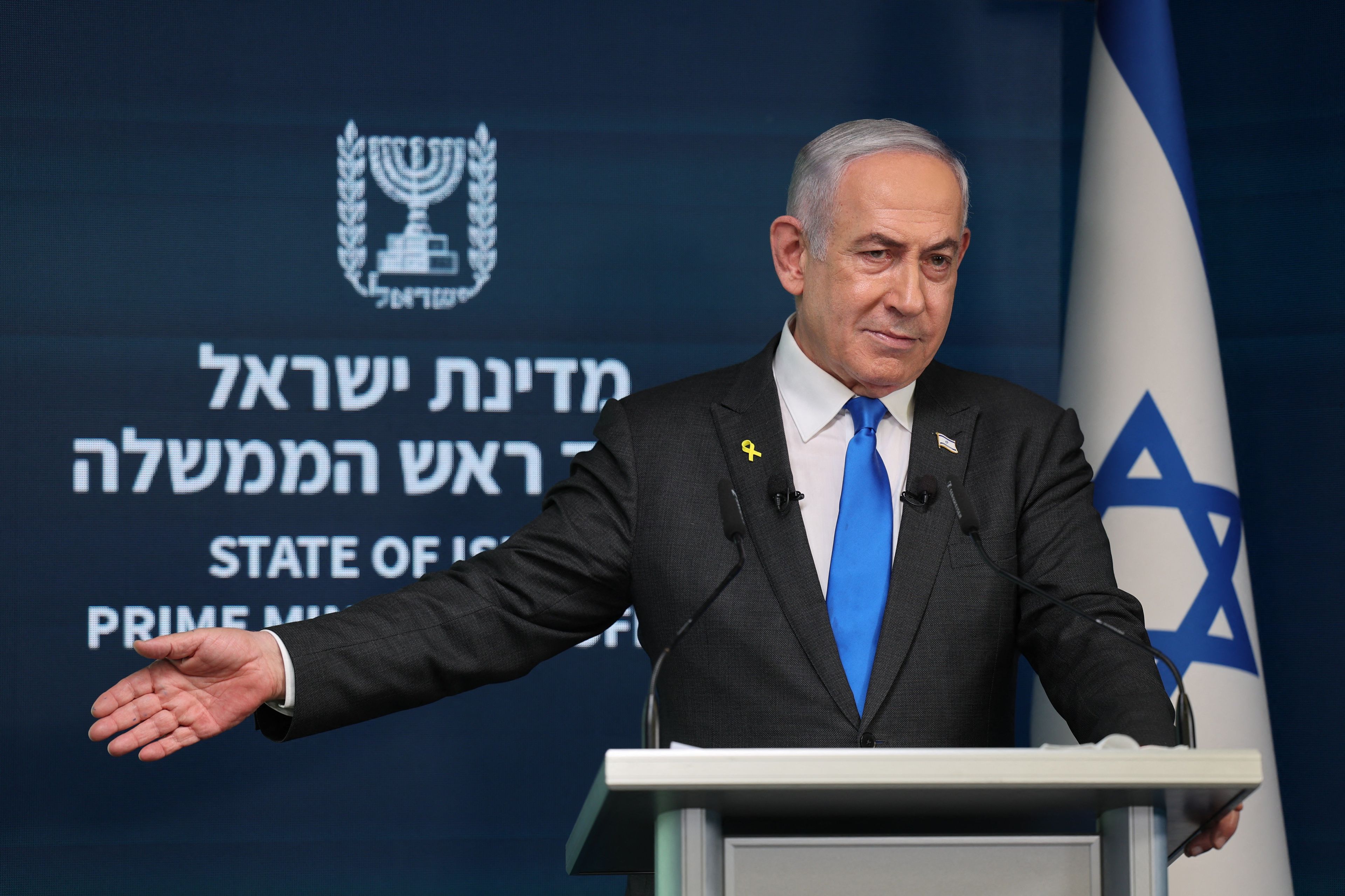 Premier Izraela Benjamin Netanjahu podczas konferencji prasowej gestykuluje prawą ręką