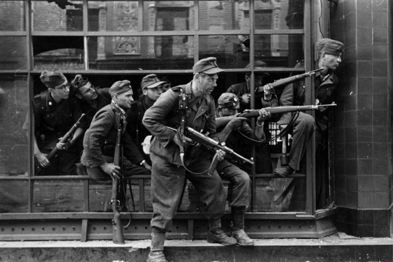 Zentralbild. II.Weltkrieg 1939-1945. Warschauer Aufstand im August 1944. Mit entmenschten SS-Banditen und aufgeputschten Soldaten der faschistischen deutschen Wehrmacht (unser Foto) wurde am 2.10.1944 der Warschauer Aufstand endgültig niedergeschlagen. Dabei wurde Warschau zu 80 % zerstört.
(SS-PK Schremmer)
