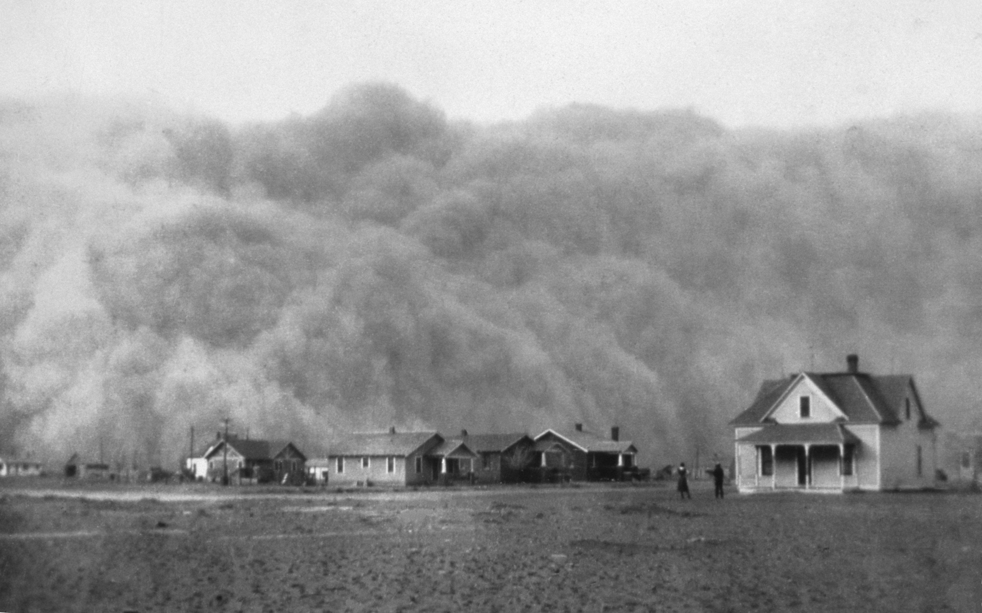 Wielka chmura pyłu nadciąga nad osadę. Dust Bowl