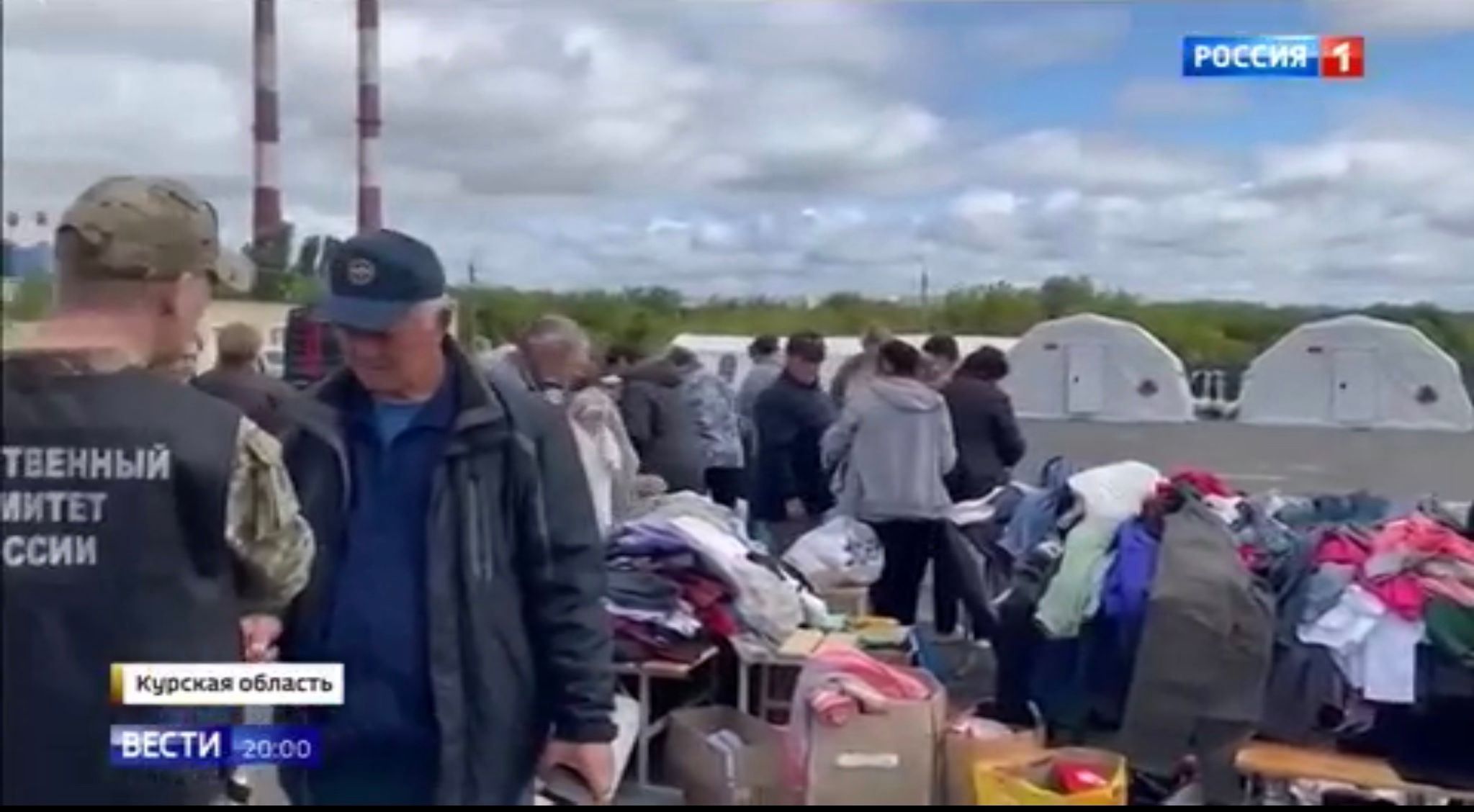 Lidzie wokół wielkich namiotów