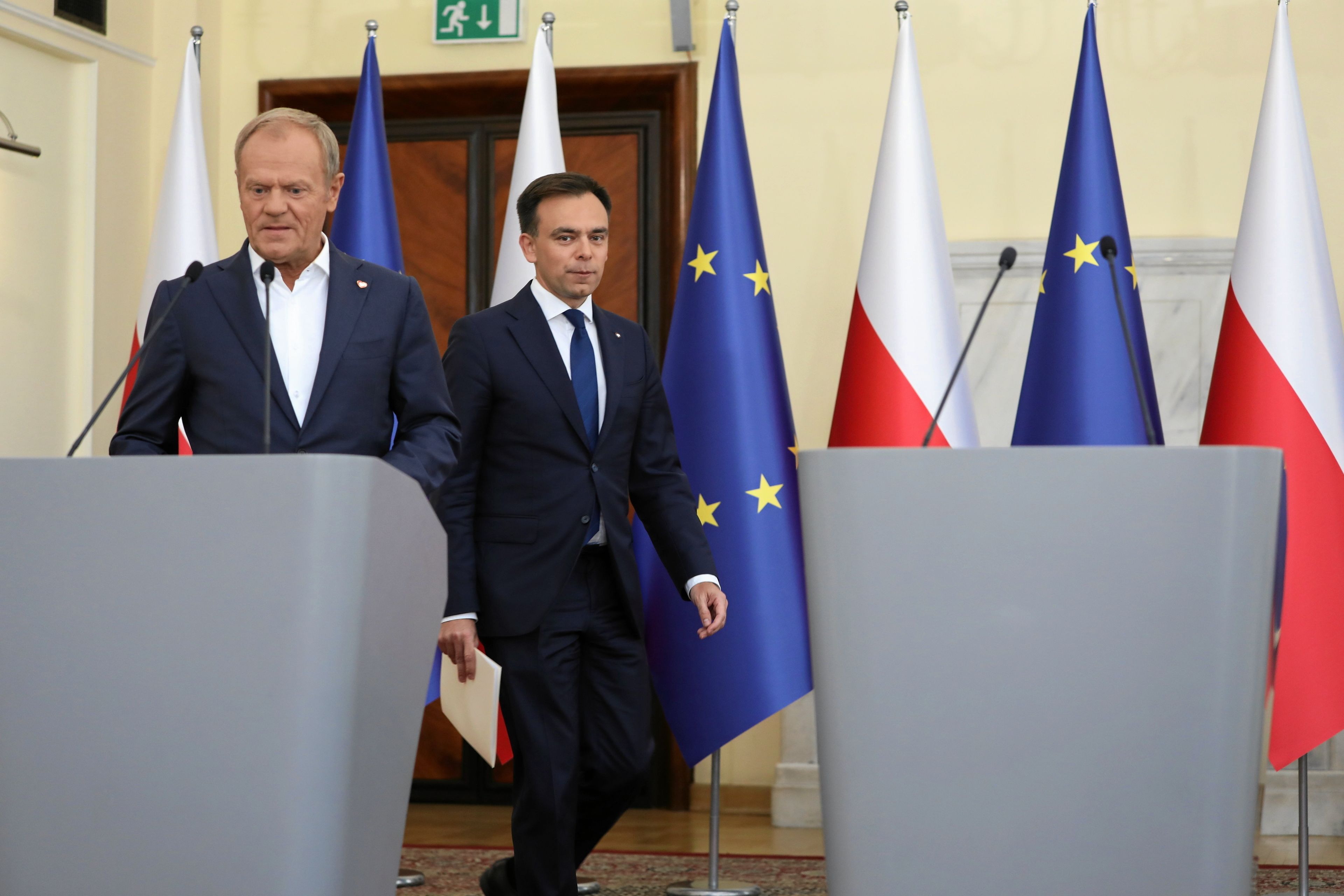 Premier Donald Tusk i minister finansów Andrzej Domański podczas konferencji prasowej. Deficyt budżetowy