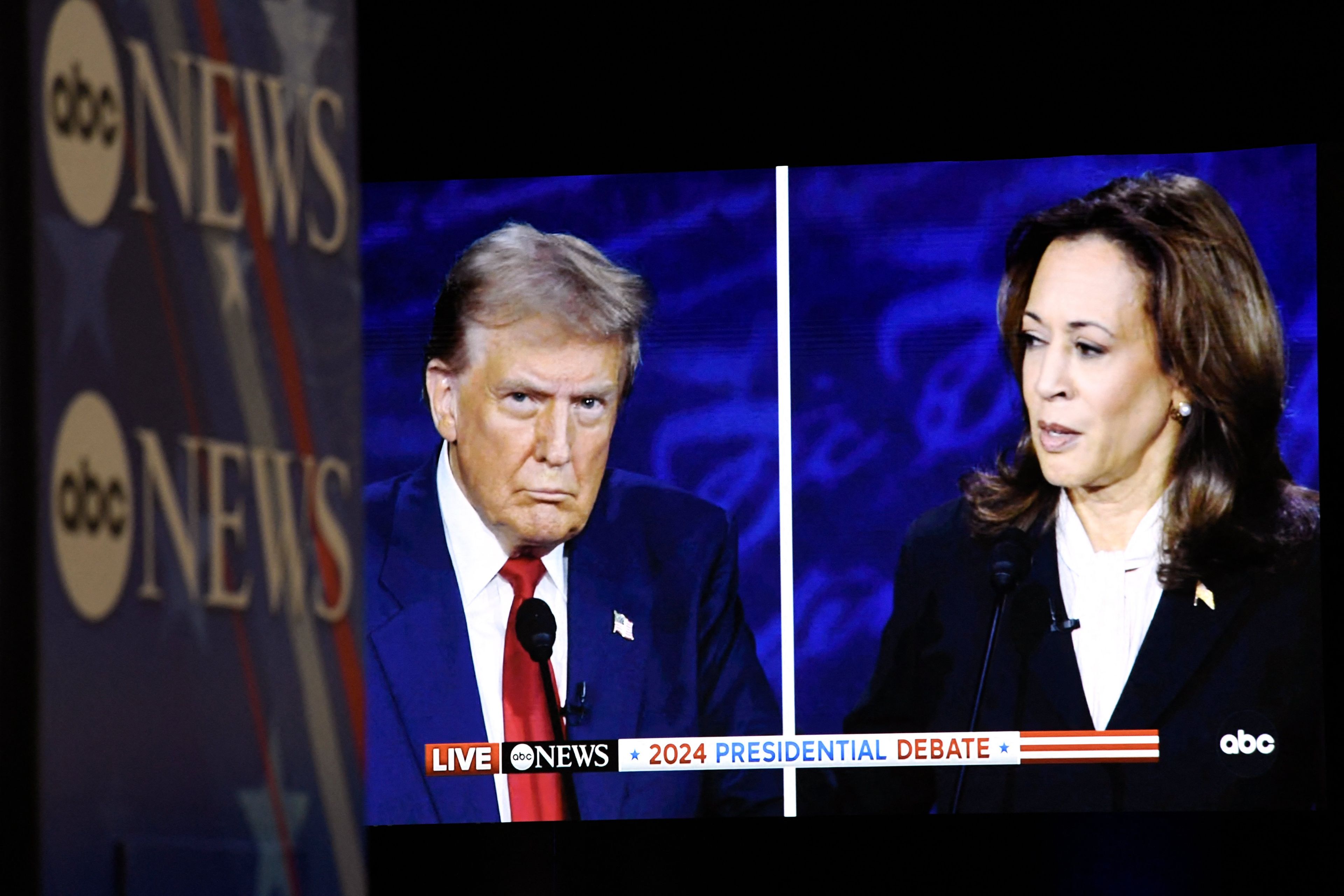 Dona;d Trump i Kamala Harris na ekranie podczas debaty w telewizji ABC