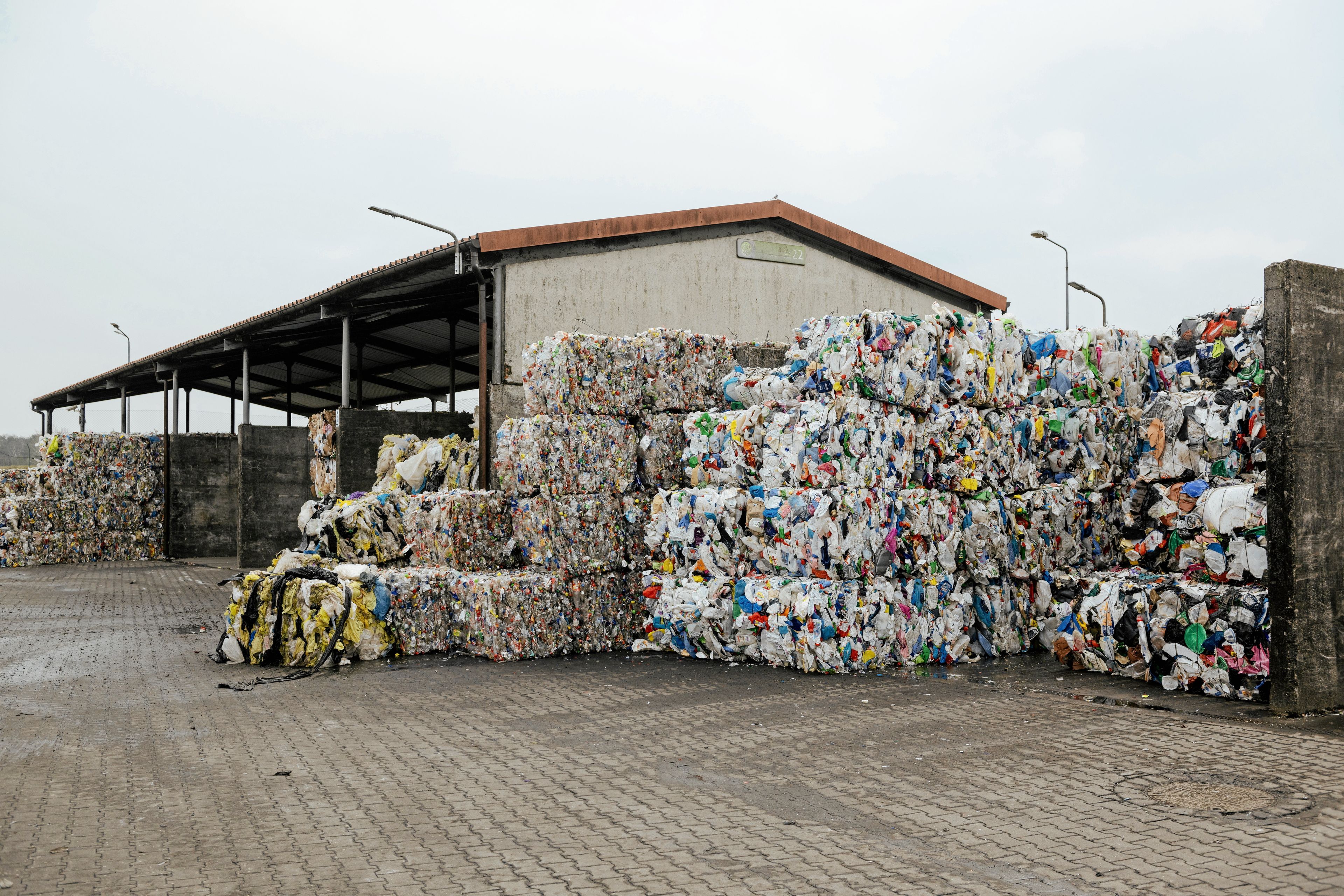 stosy powiązanych w paczki odpadów plastikowych na placu