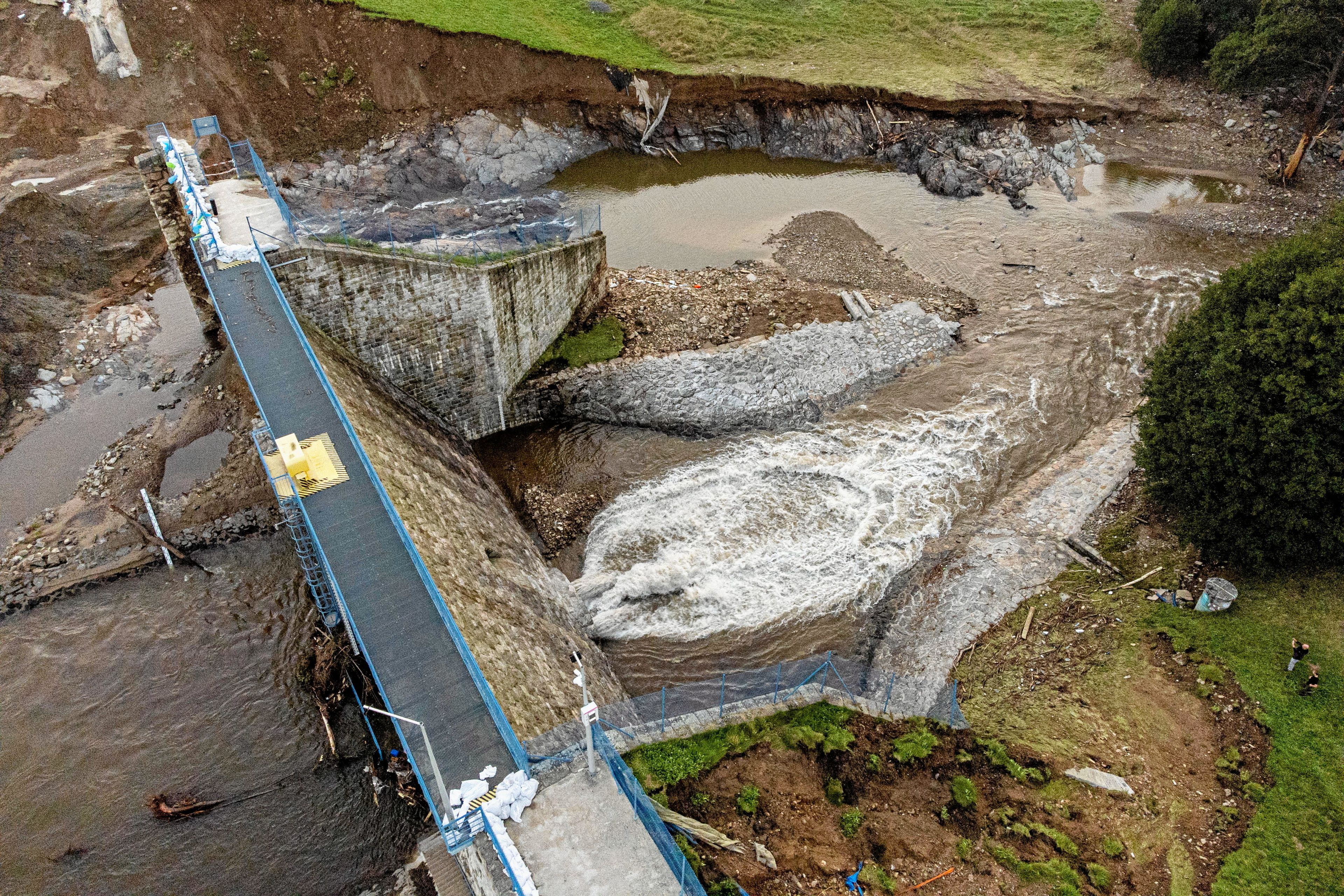 Podmyta w powodzi tama na zdjęciu z drona