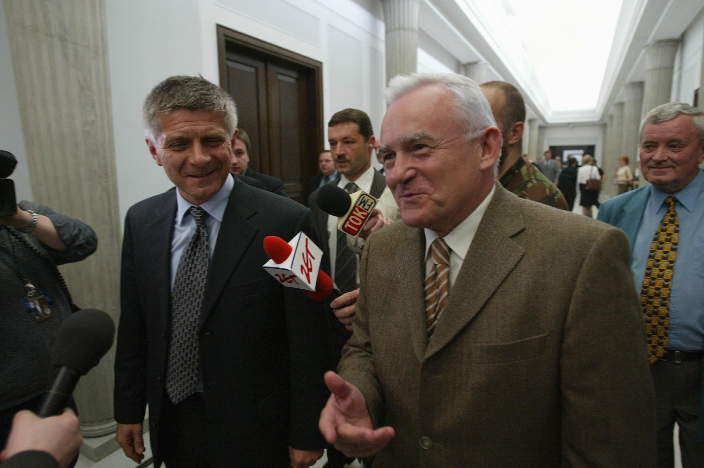 Marek Belka i Leszek Miller na korytarzu sejmowym wśró dziennikarzy w 2004 roku