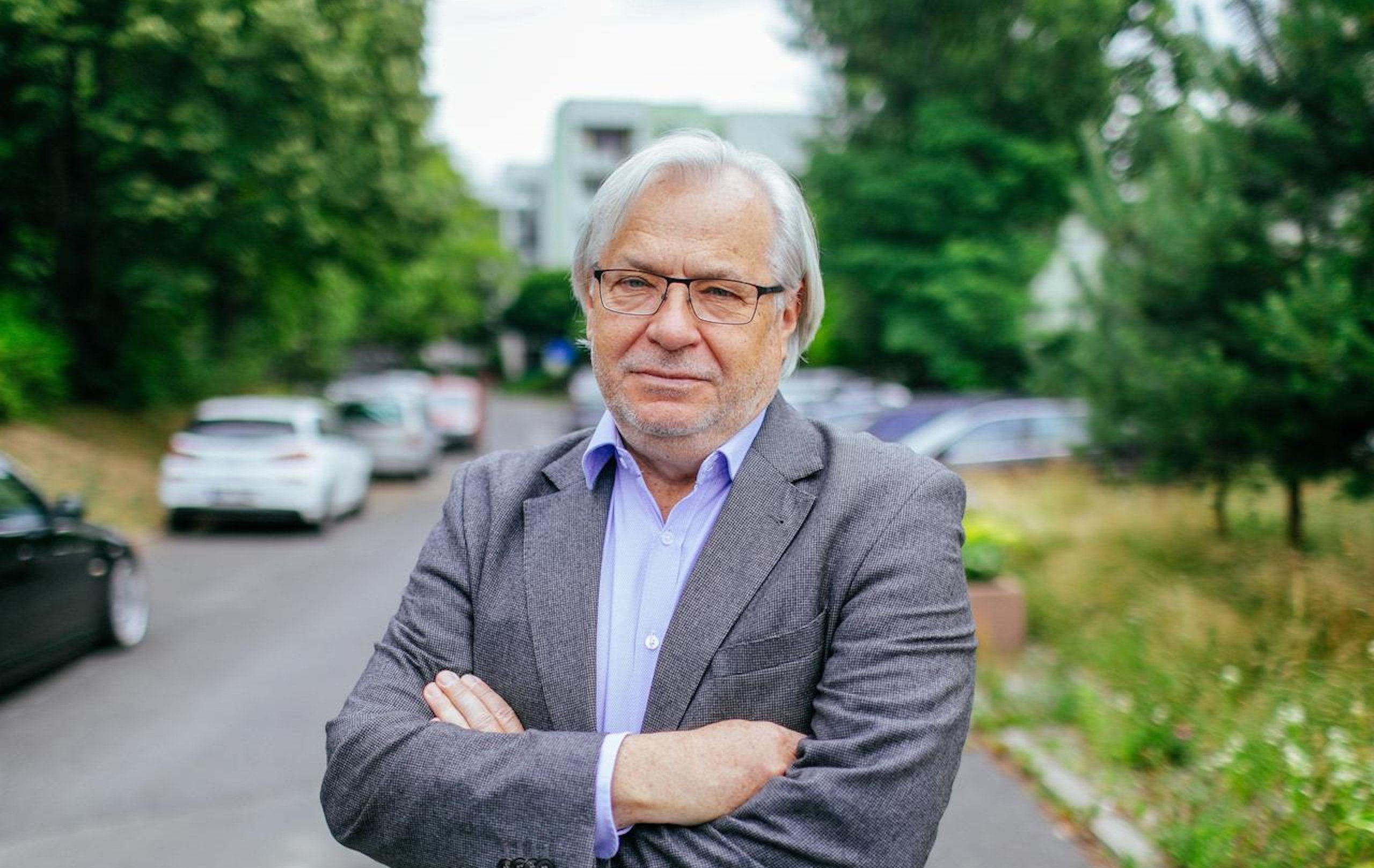 siwy mężczyzna w okularach