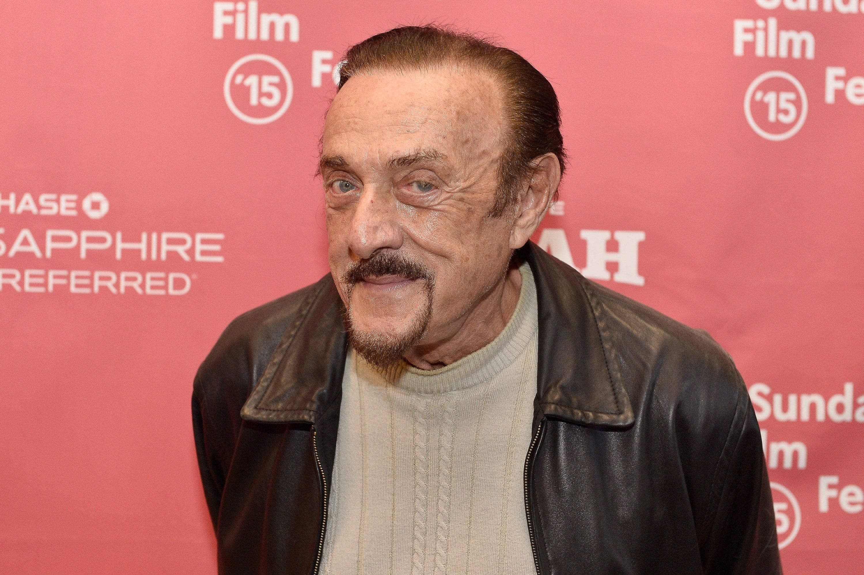 Philip Zimbardo, starszy mężczyzna w skórzanej kurtce, z wąsami i bródką