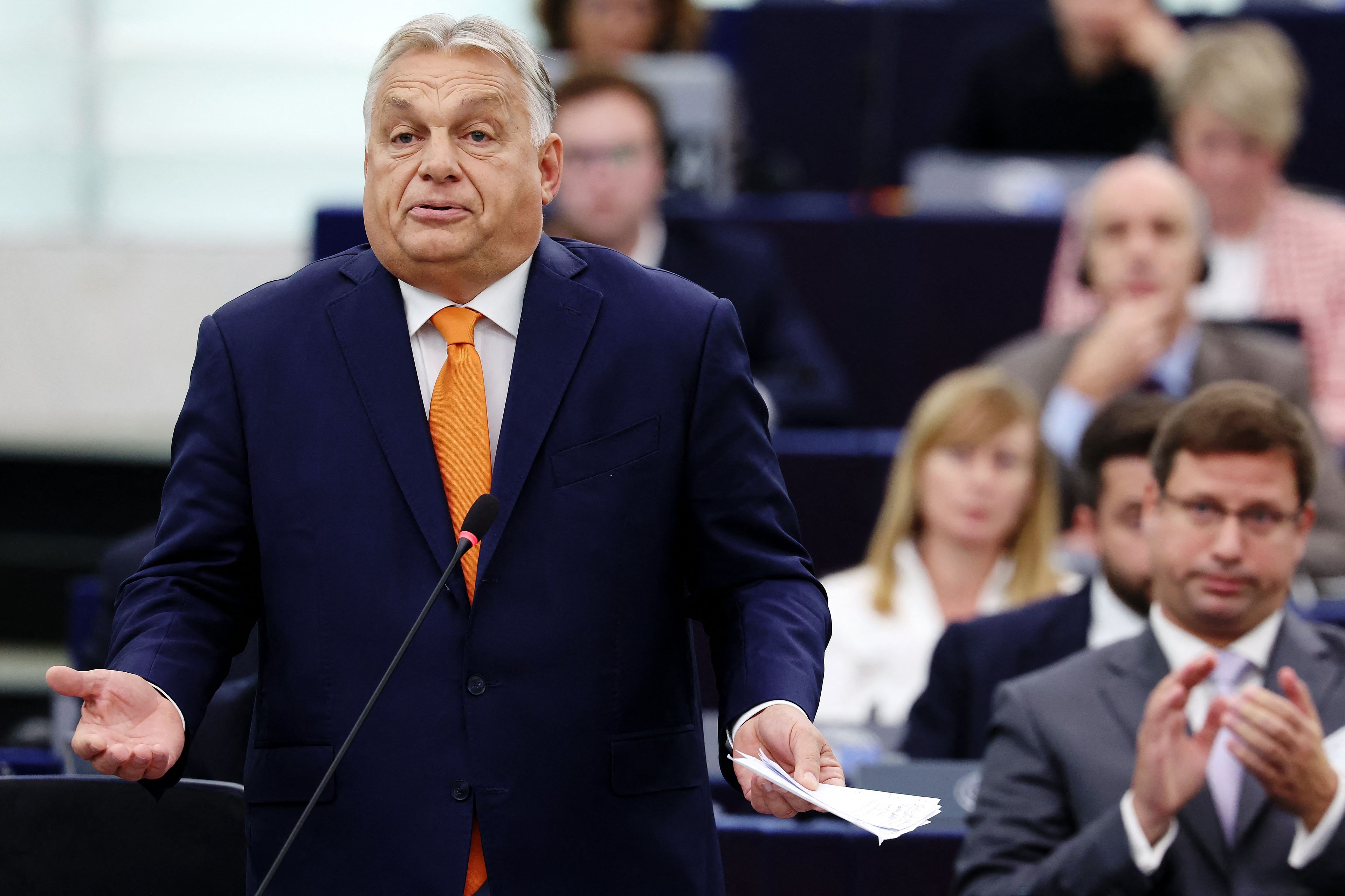 Otyły mężczyzna przemawia, Viktor Orban