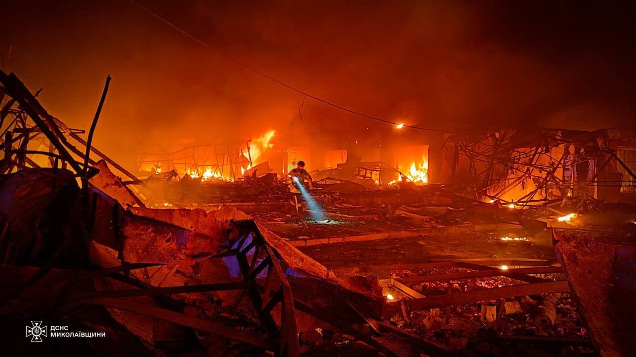 Zdjęcie przedstawia noc ropzświetloną ogromnym pozarem, widoczne są tle ognia sylwetki ludzi