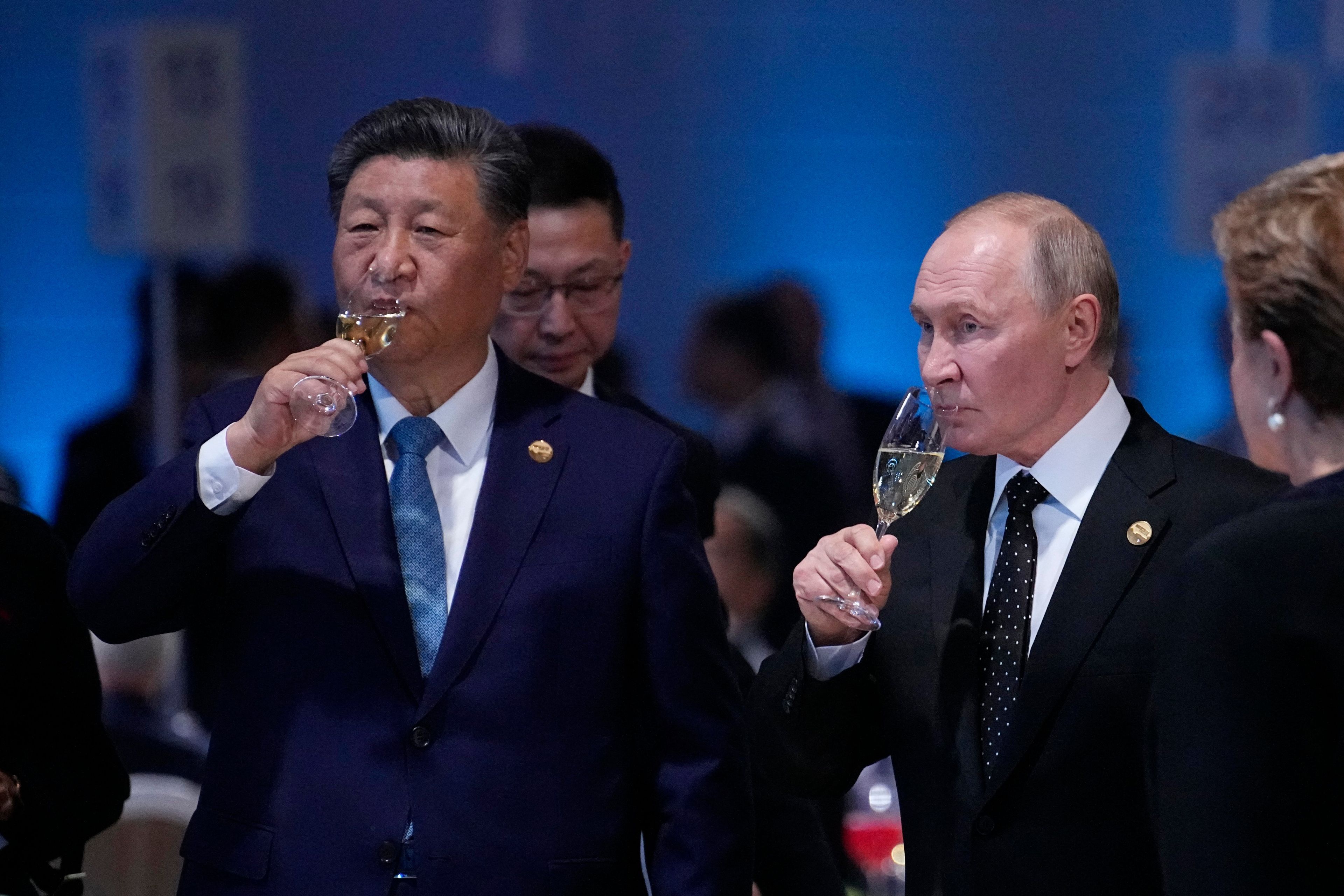 Przywódcy Chin i Rosji Xi Jinping i Władimir Putin wznoszą toast