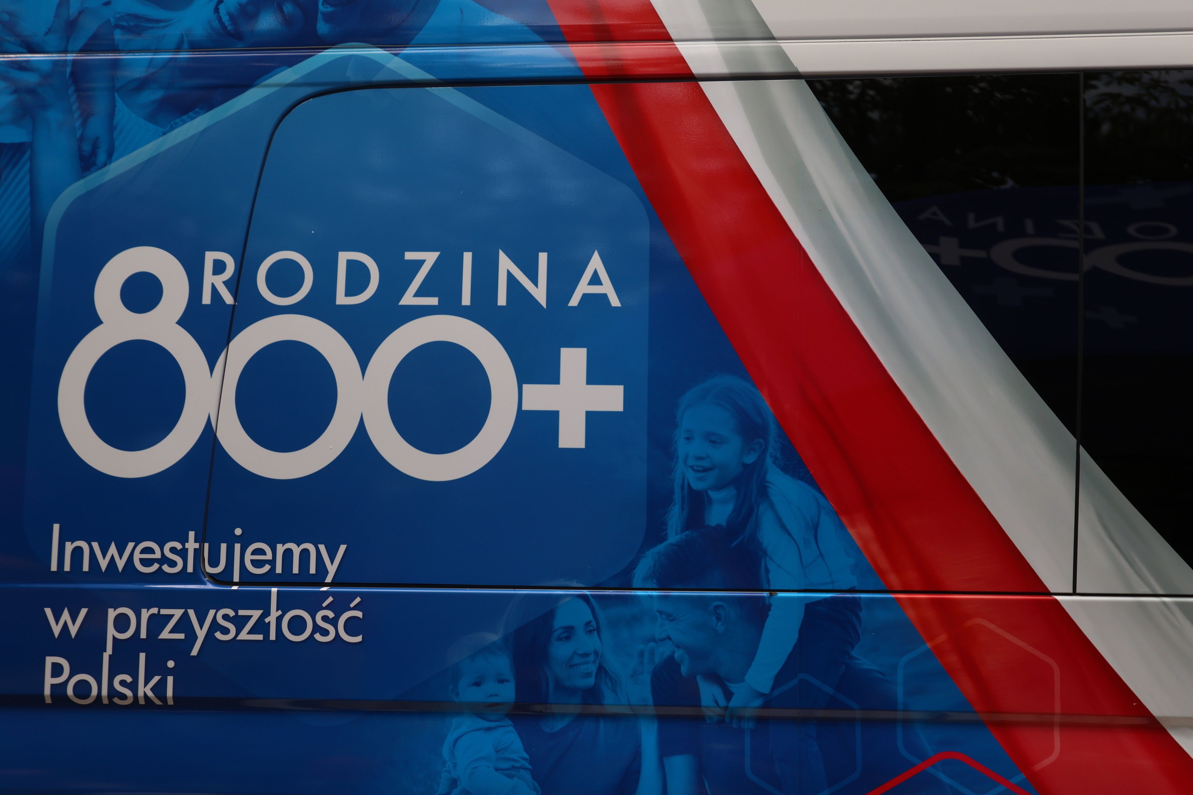Na niebieskim tle napis "Rodzina 800+"