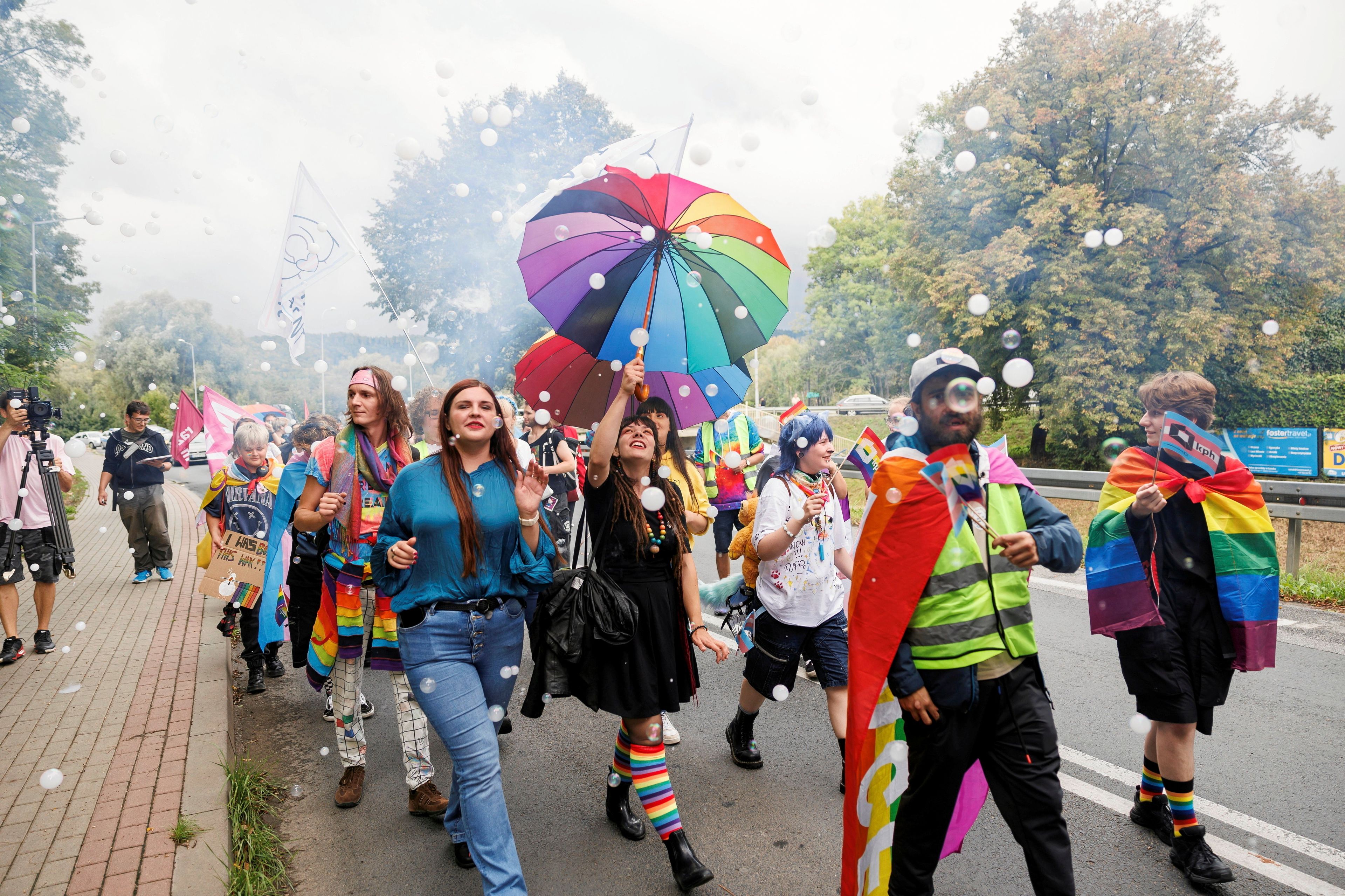 Kolorowo ubrani ludzi idą ulicą