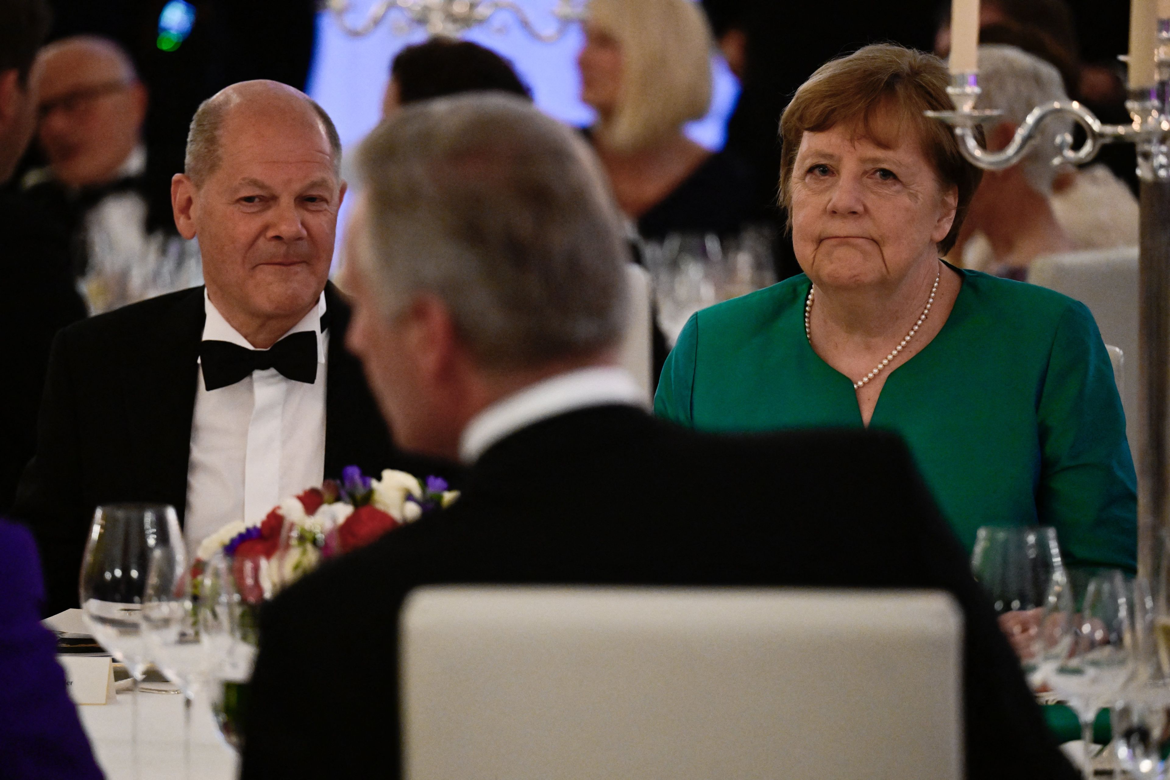 Angela Merkel i Olaf Scholz podczas bankietu przy stole