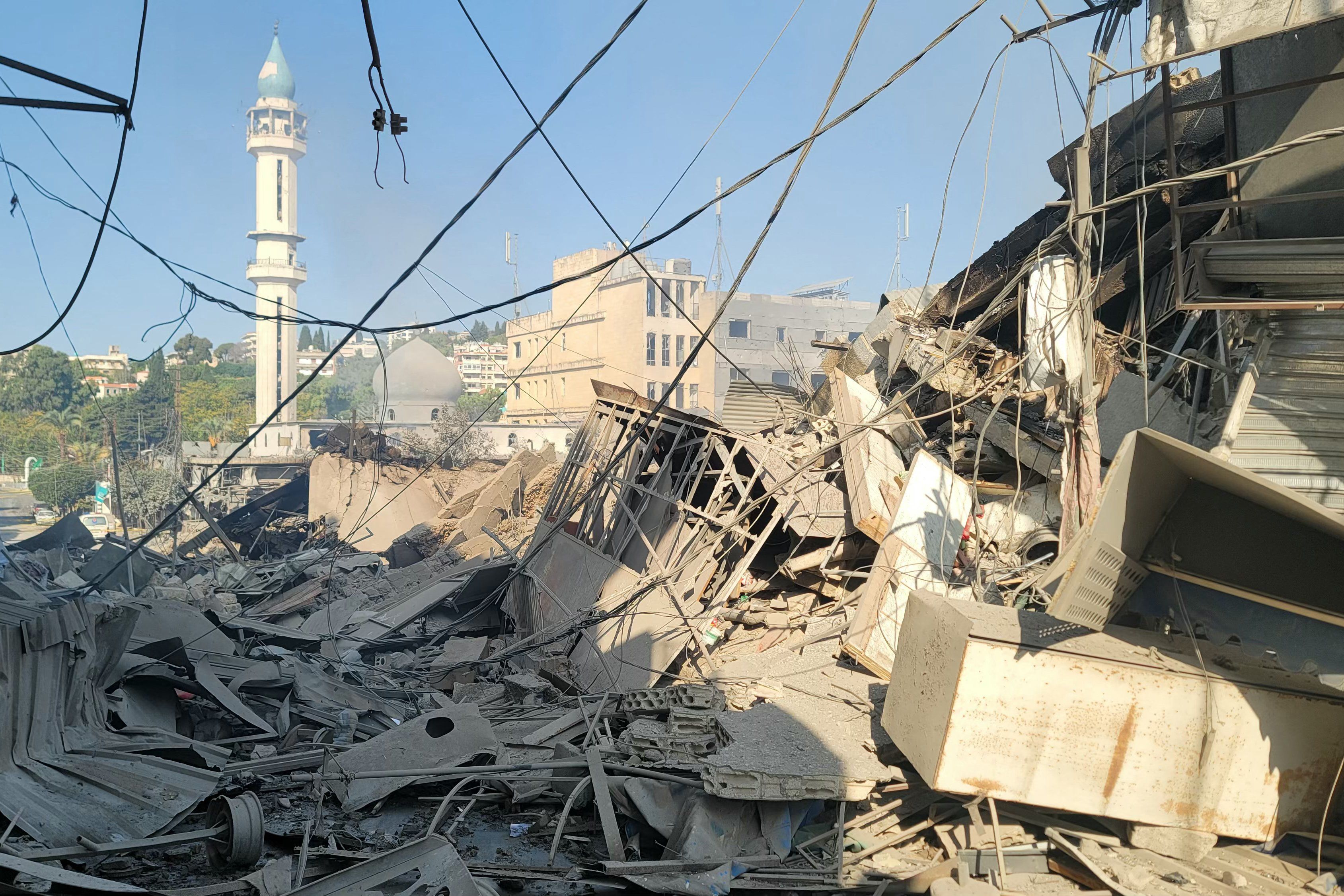Ruiny zniszczonych wybuchem budowli, w tle minaret