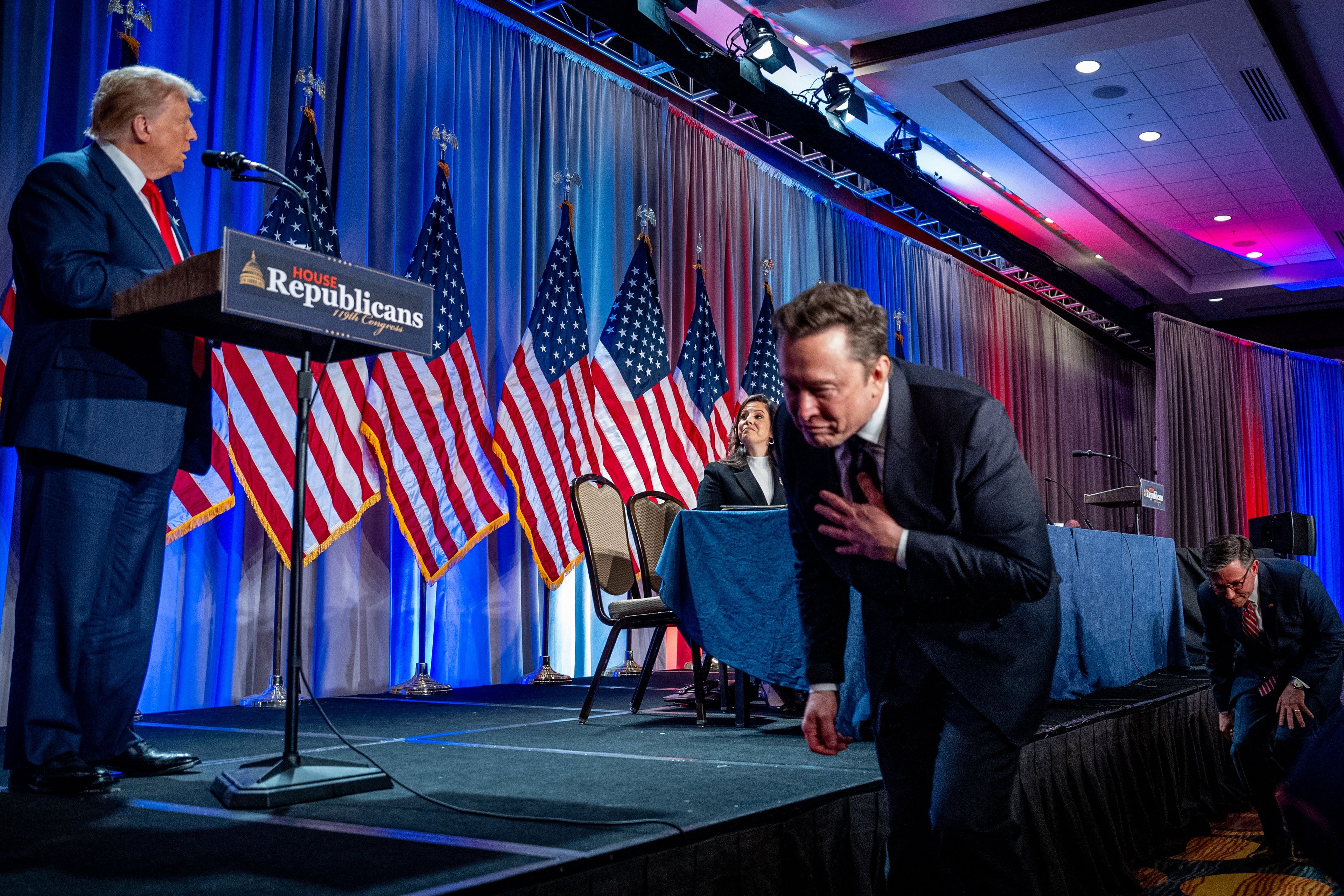 Trump za mówinicą, a Musk zgięty w pół przed nią
