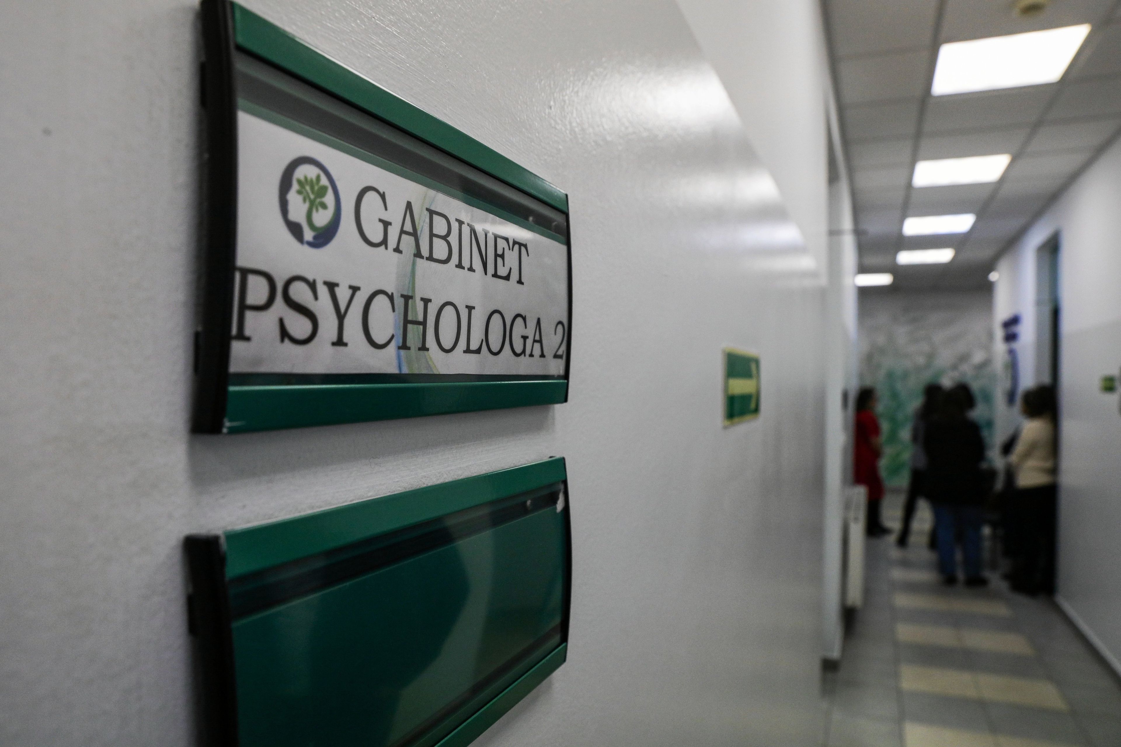 Na uchylonych drzwiach tabliczka z napisem psycholog