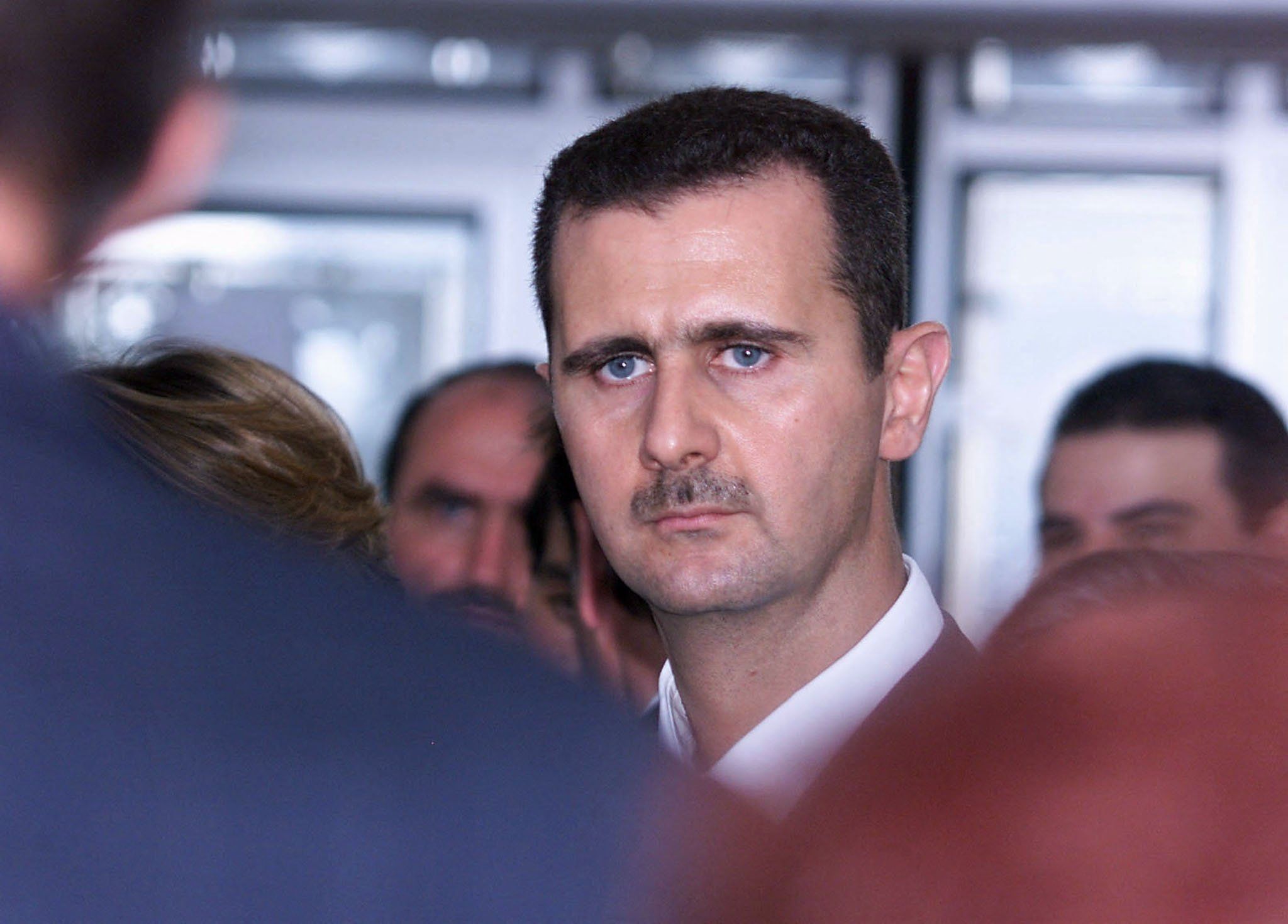 le président syrien Bachar al-Assad photographié lors de sa visite à l'Institut du Monde arabe à Paris le 26 juin 2001.   

Syrian President Bashar al-Assad is seen during his visit 26 June 2001 at the Arab World Institute in Paris. Assad is on a two-day official visit in France (Photo by JACK GUEZ / AFP)