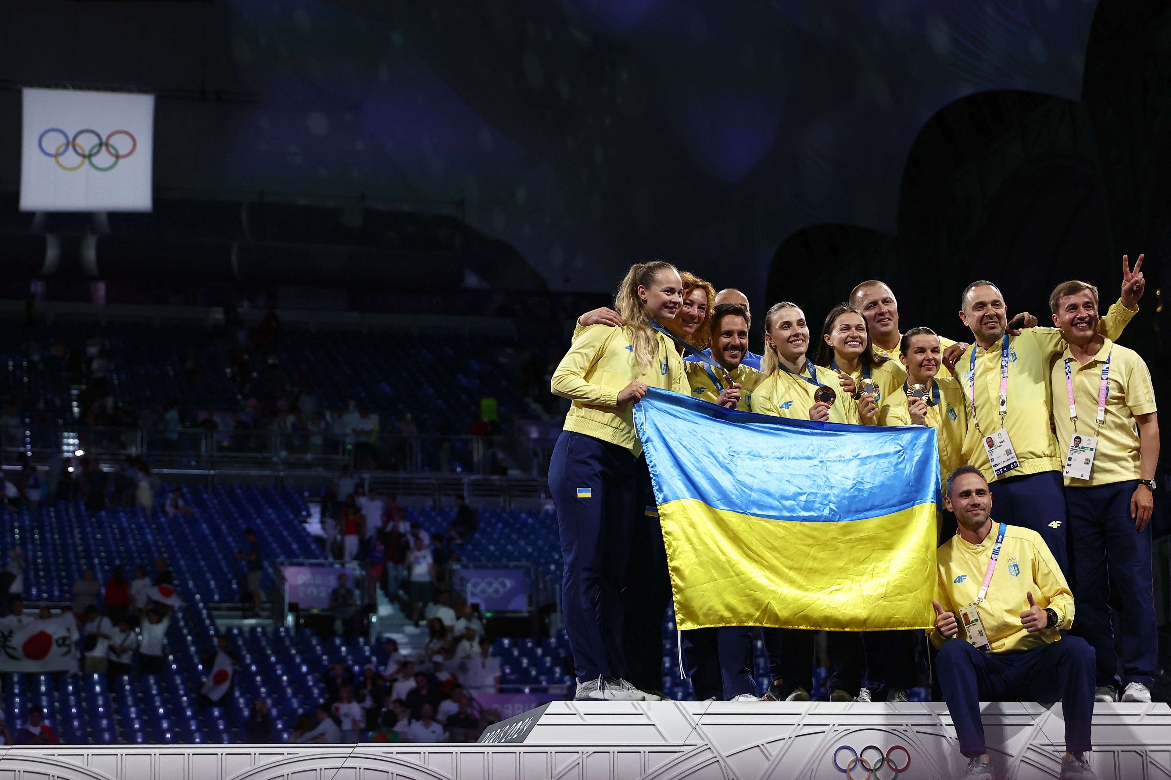 Grupa sportowców trzuma ukraińska flagę