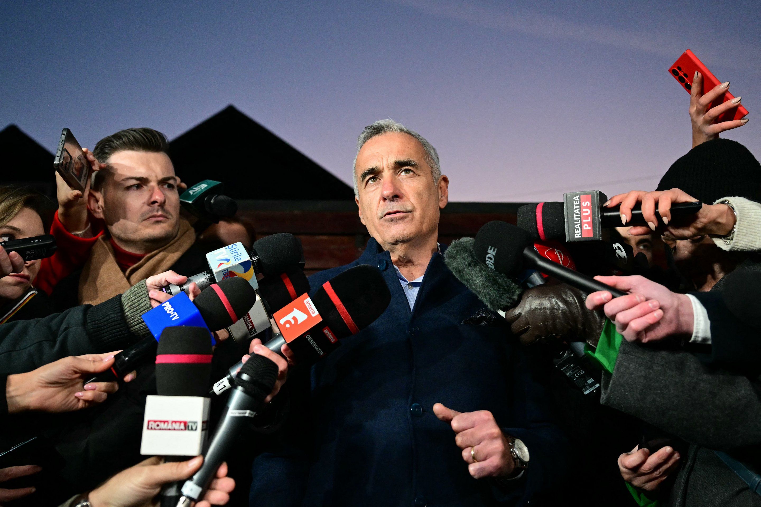 Calin Georgescu, skrajnie prawicowy, prorosyjski kandydat na prezydenta Rumunii, rozmawia z dziennikarzami 26 listopada 2024 r. w Izvorani w Rumunii. W drugiej turze wyborów 8 grudnia 2024 r. Georgescu, krytyk NATO, który w przeszłości wyrażał podziw dla prezydenta Rosji Władimira Putina, zmierzy się z centroprawicową burmistrz Eleną Lasconi.