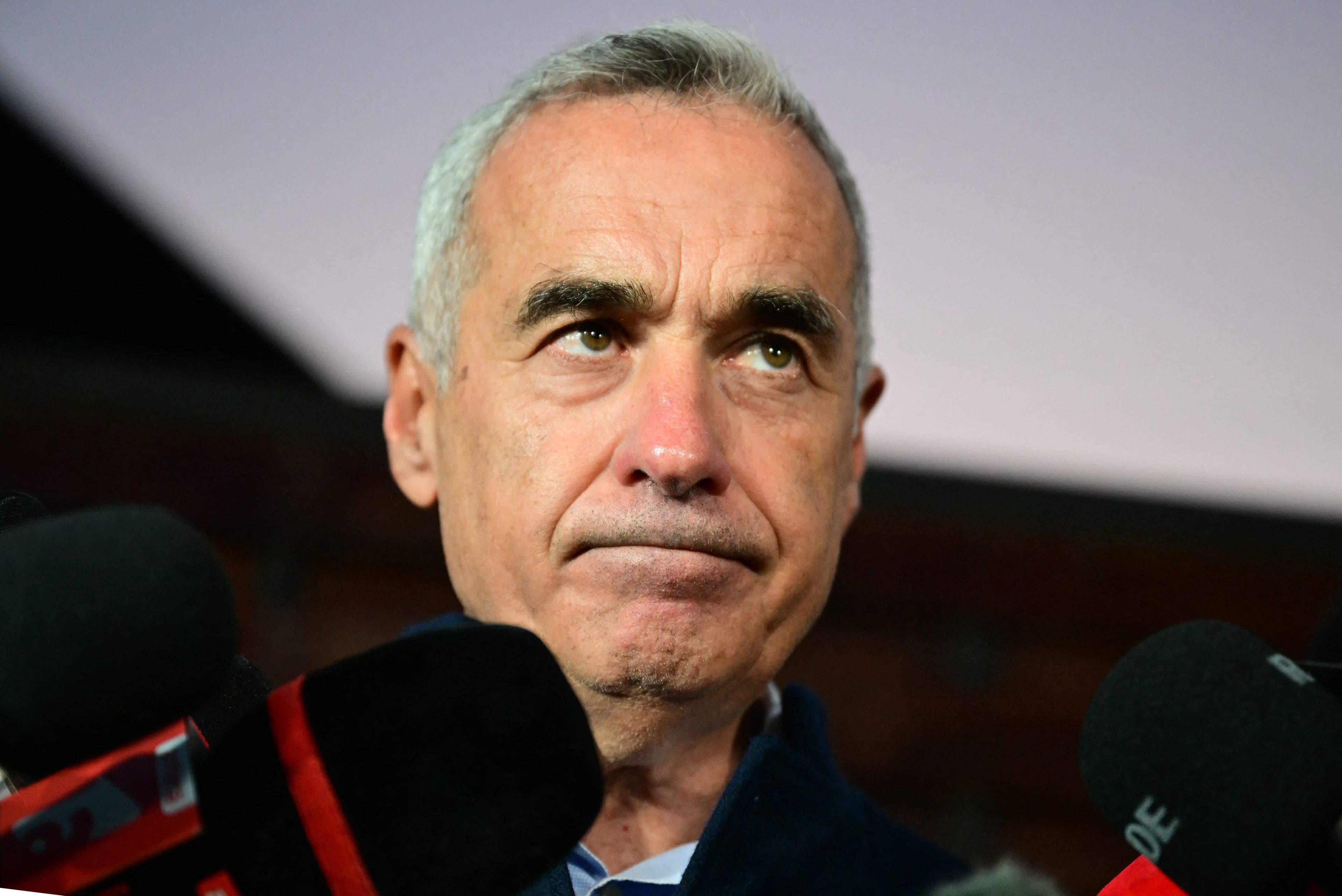 Siwy mężczyzna z mikrofonem