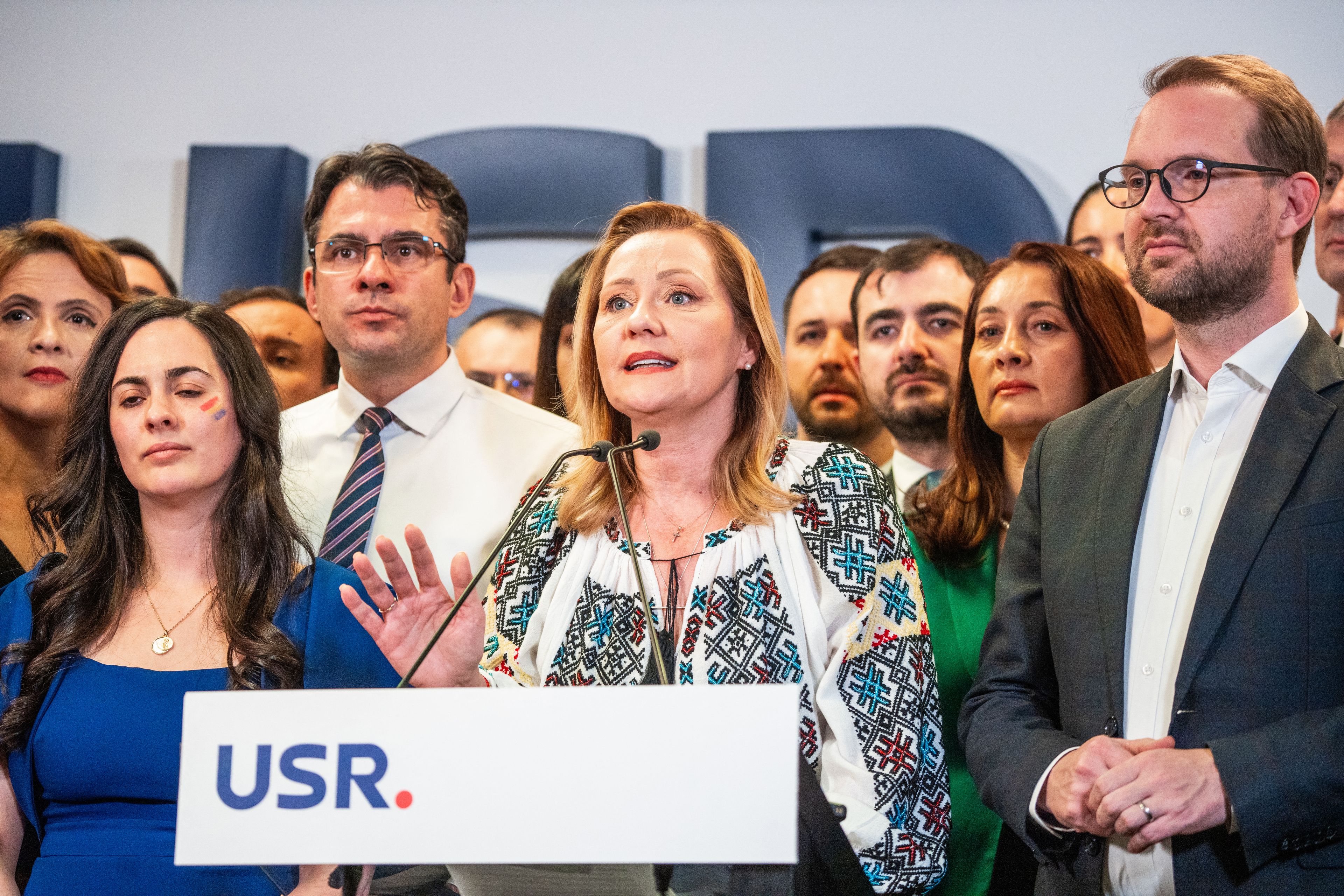 Liderka centroprawicowej partii Związek Ocalenia Rumunii i kandydatka na prezydenta Elena Lasconi przemawia do dziennikarzy w Bukareszcie 1 grudnia 2024 r. po ogłoszeniu pierwszych sondaży exit polls z wyborów parlamentarnych w tym kraju. Według sondażu exit poll opublikowanego przez lokalne media, rządzący w Rumunii Socjaldemokraci (PSD) prowadzili w niedzielnych wyborach parlamentarnych, ale skrajna prawica zapewniła sobie duże zyski.