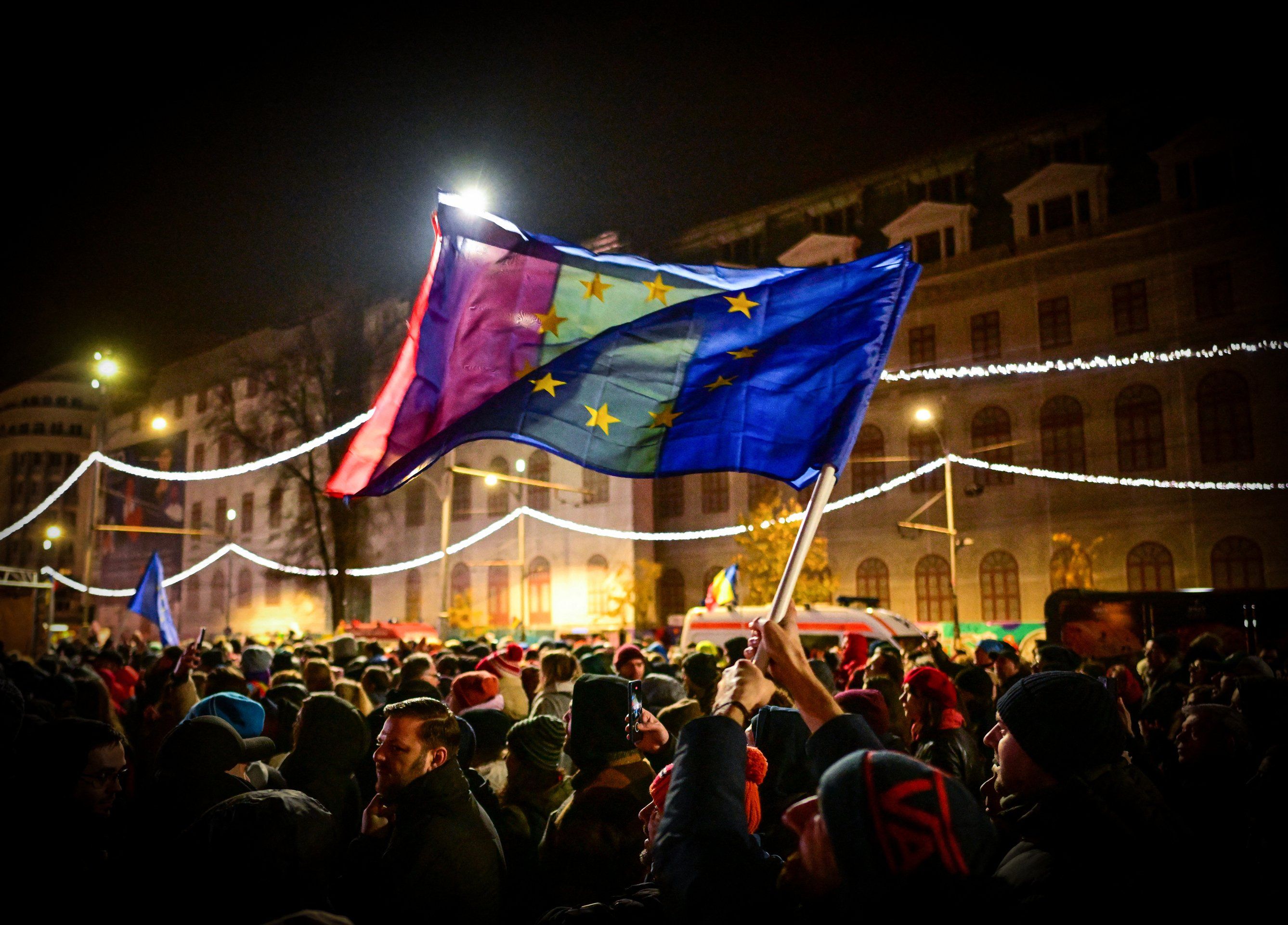 Demonstranci trzymają flagi UE i rumuńskie flagi narodowe podczas proeuropejskiego wiecu i poparcia dla demokracji na placu Piata Universitatii w Bukareszcie 5 grudnia 2024 r. Około 3000 osób zebrało się na Placu Uniwersyteckim w Bukareszcie, machając flagami Unii Europejskiej i skandując „Wolność” i „Europa”.