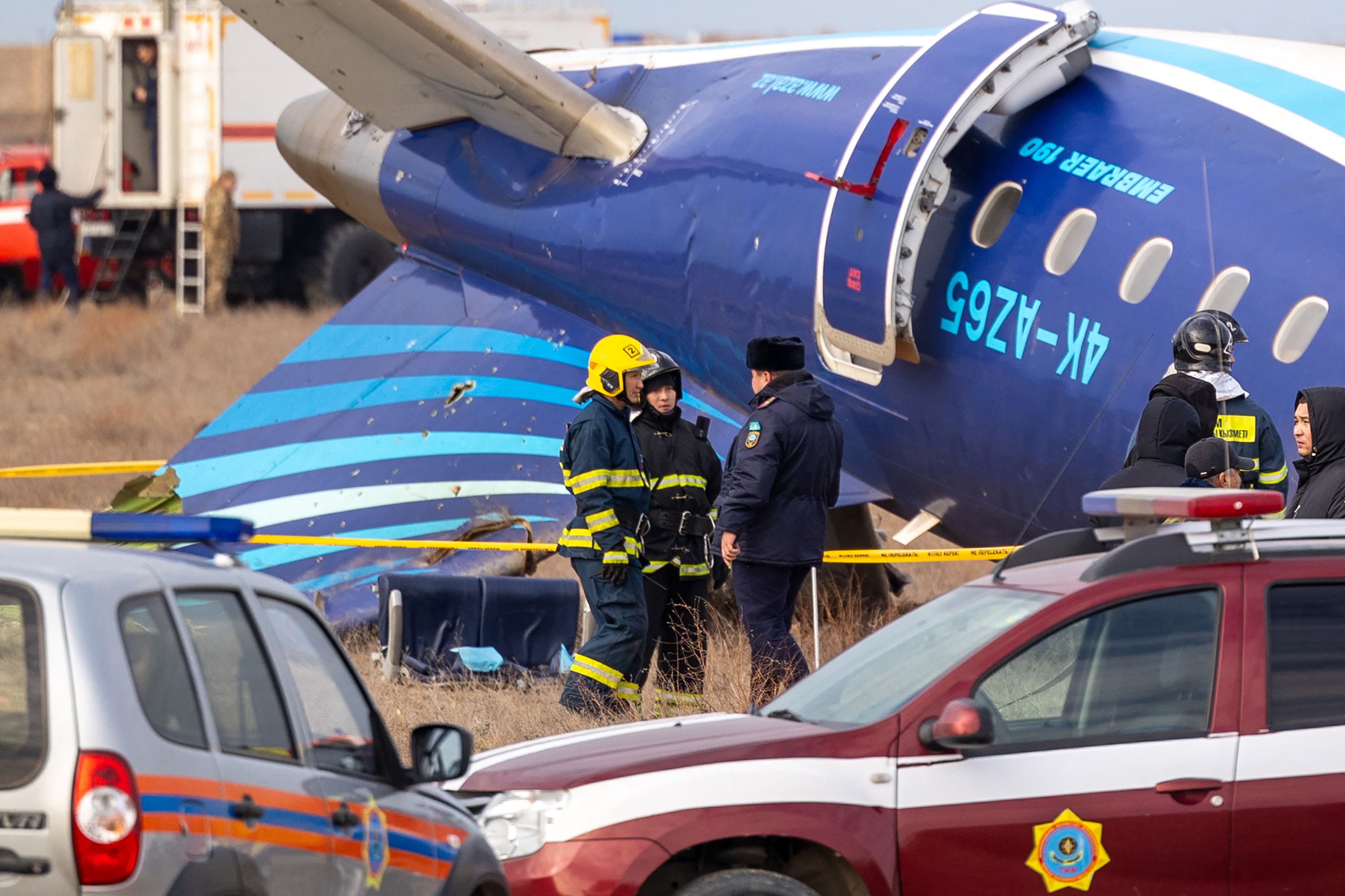 Ratownicy pracują na miejscu katastrofy odrzutowca pasażerskiego Azerbaijan Airlines