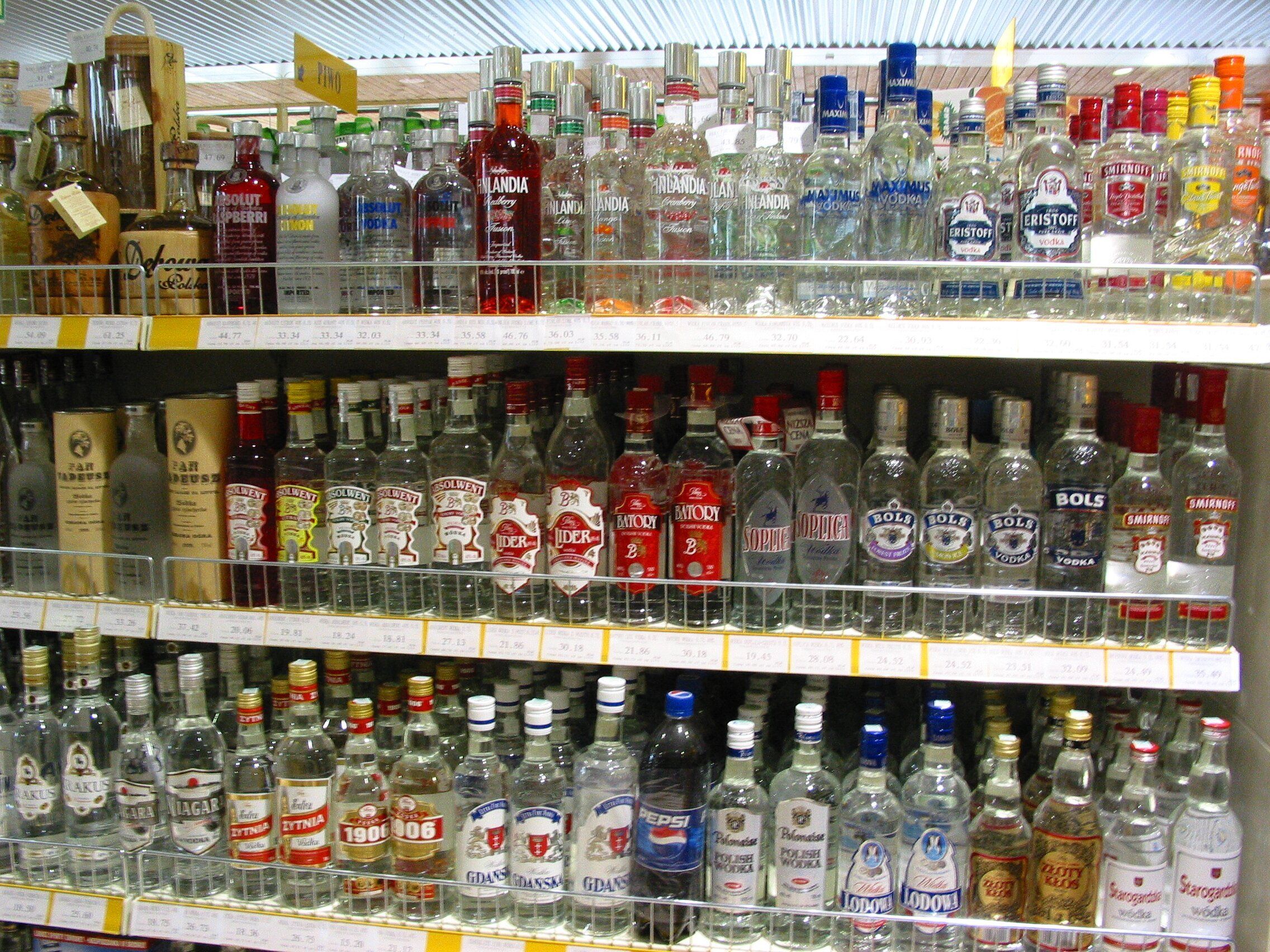 półki sklepowe pełne alkoholu