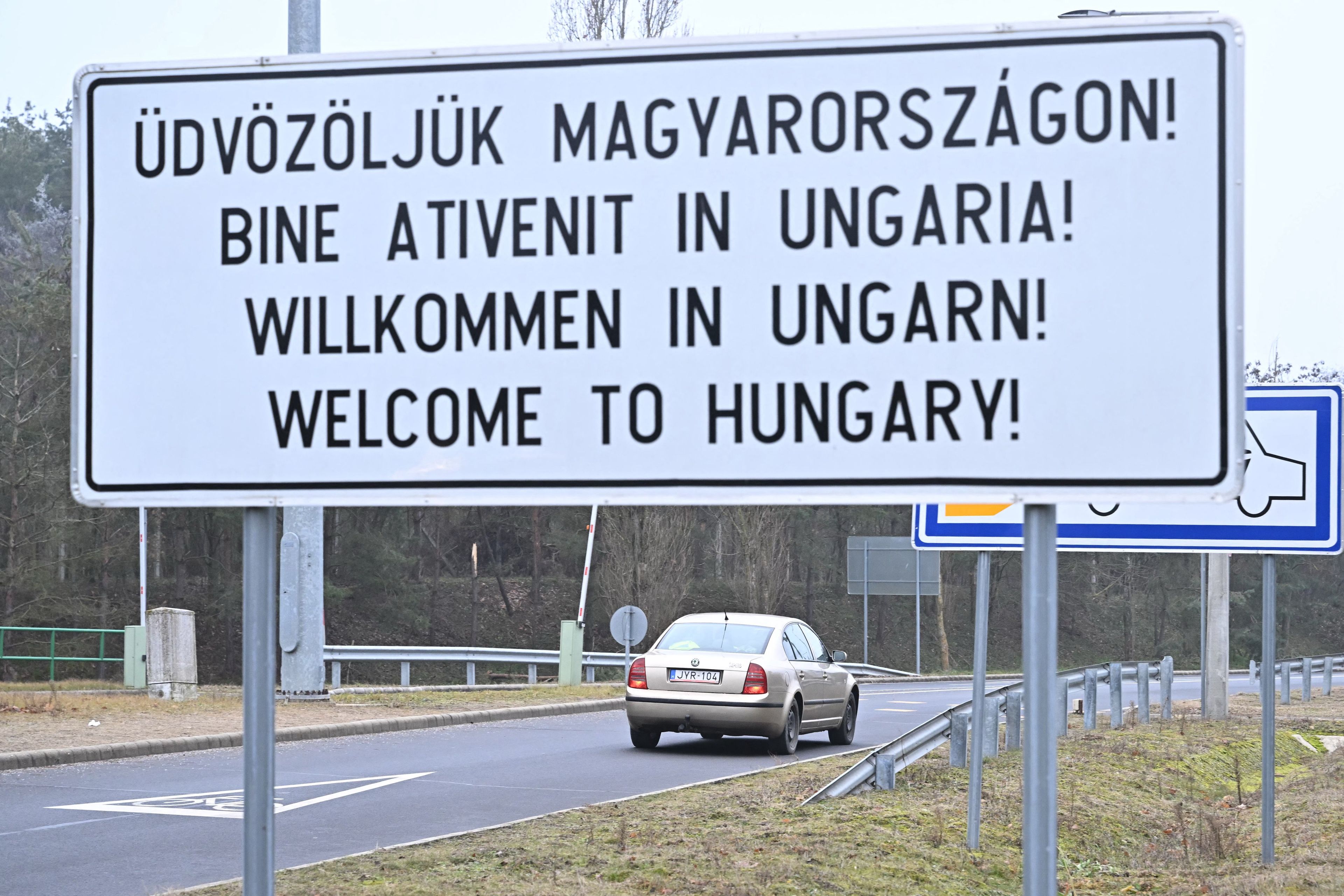 Tablica z napisem „Witamy na Węgrzech" po węgiersku, rumuńsku, niemiecku i angielsku