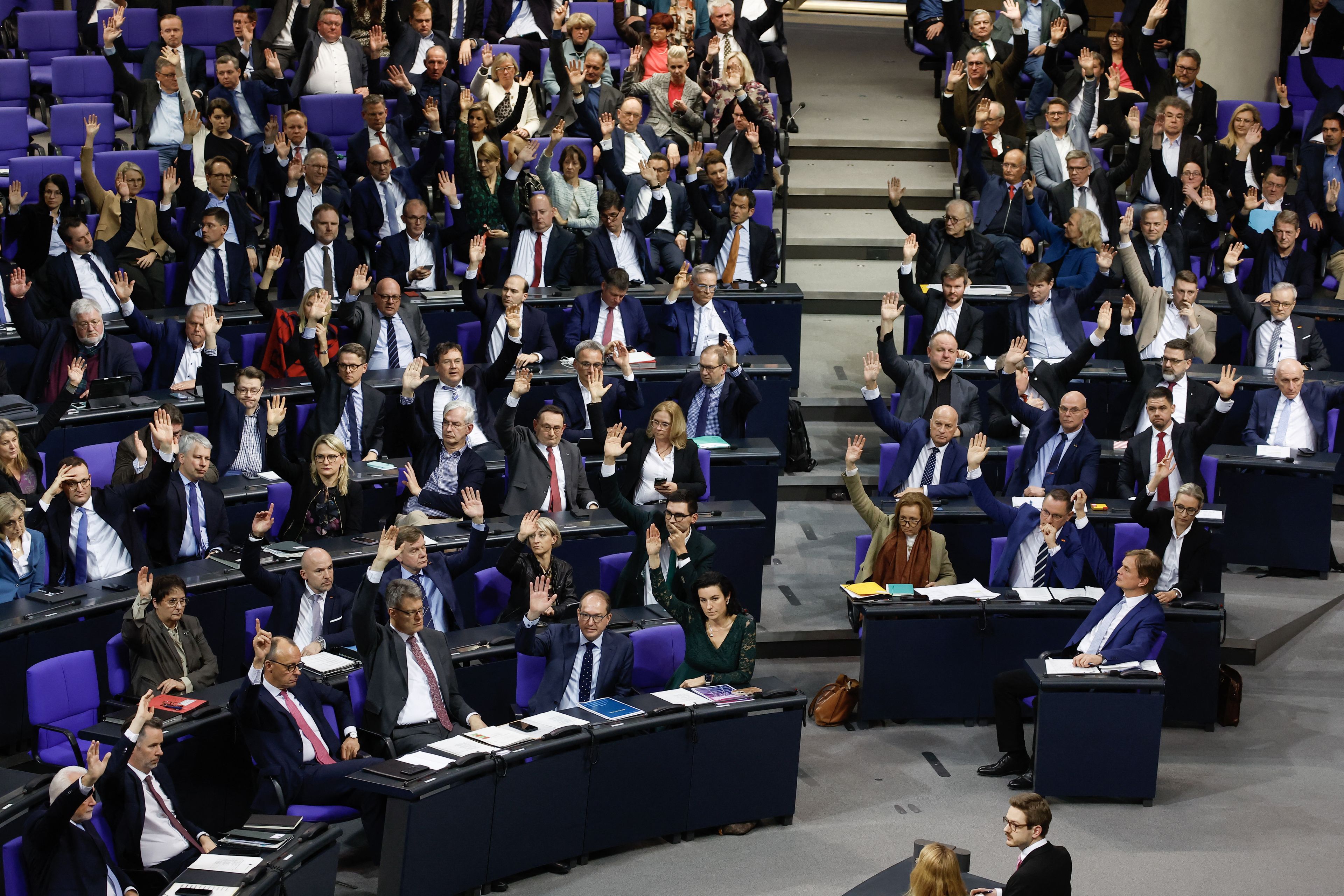 Deputowani do Bundestagu głosują podnosząc ręce