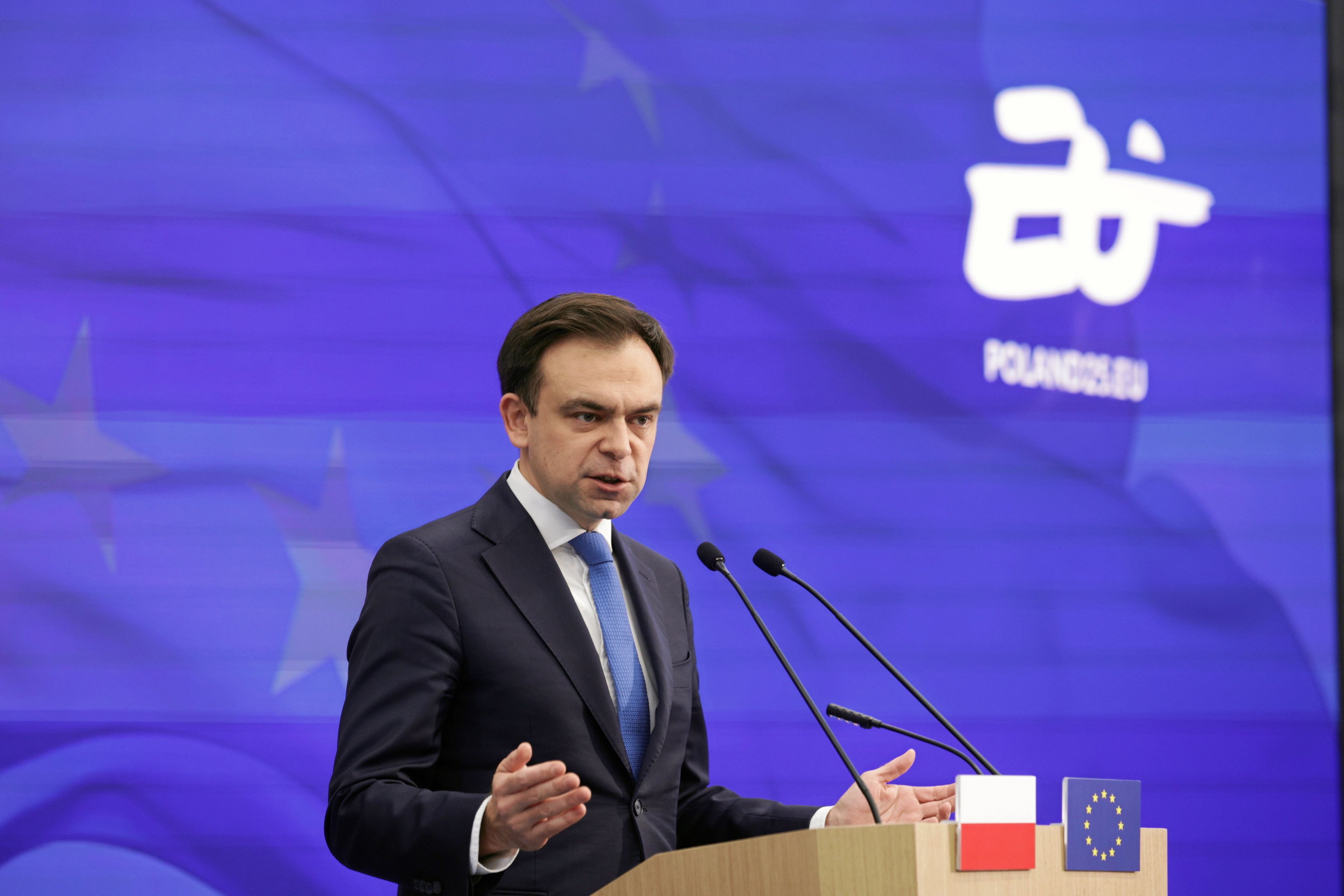 Mężczyzna w okularach przemawia