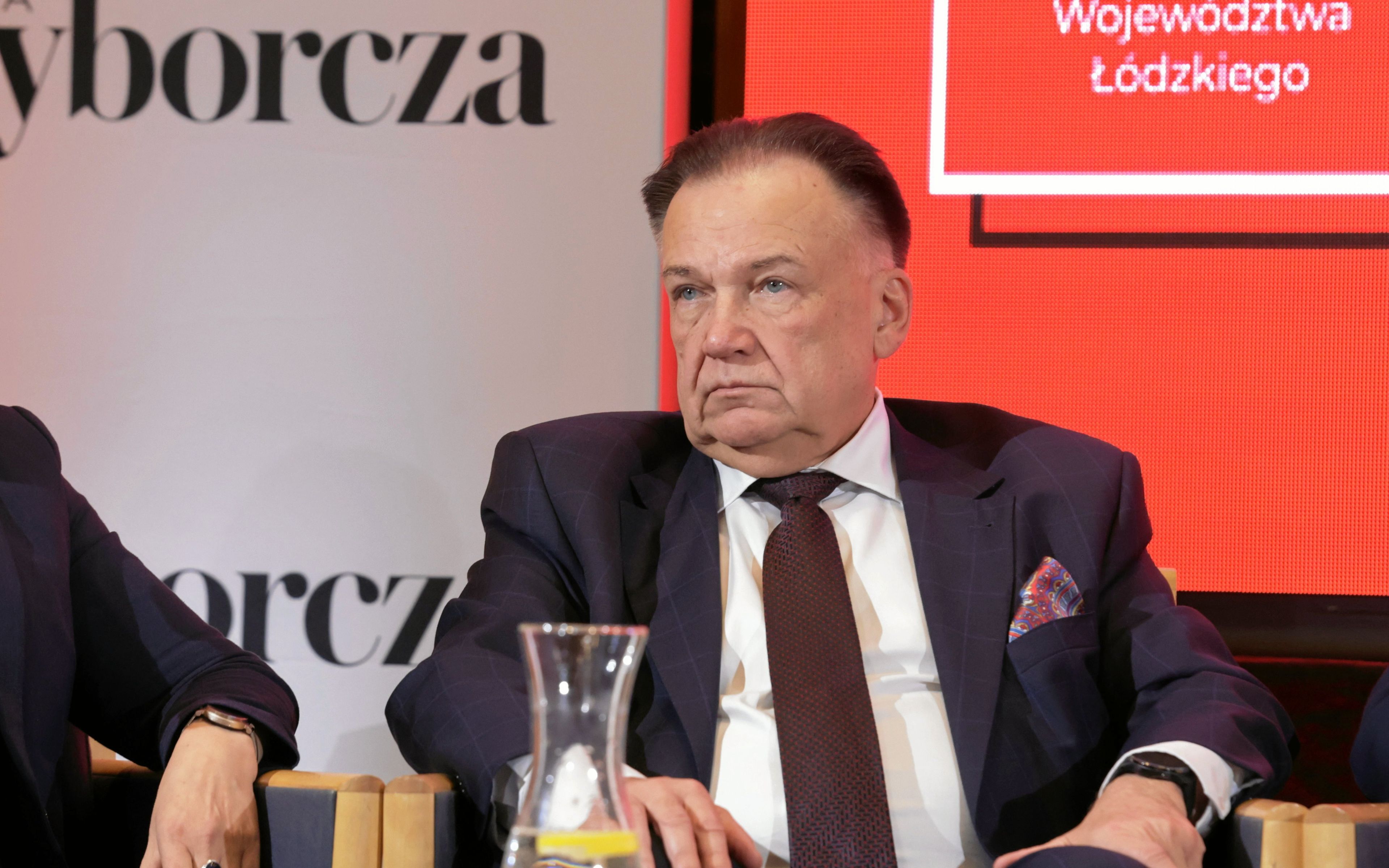 Mężczyzna w garniturze z miną zdziwienia