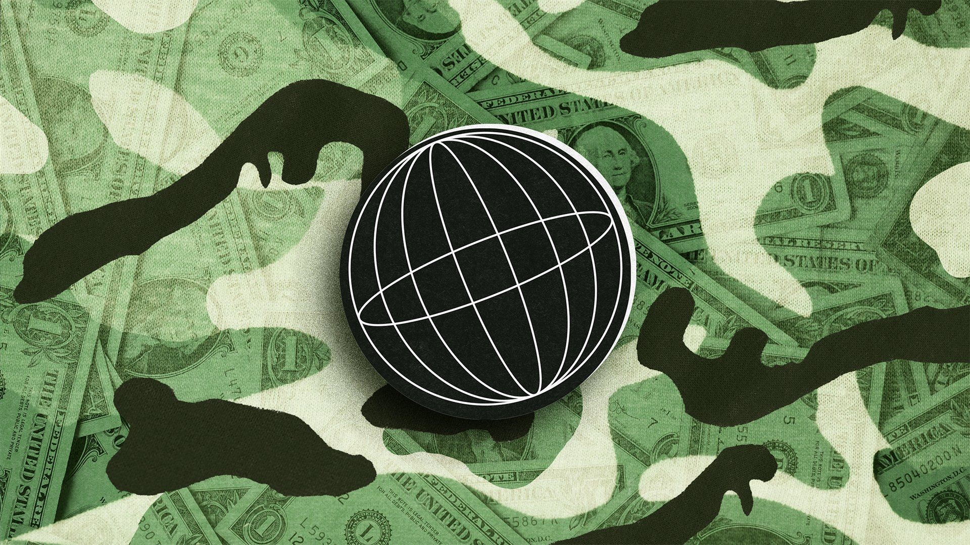 Ilustracja przedstawia czarno-biały, schematyczny rysunek techniczny kuli ziemskiej na tle zielonej tkaniny we wzór moro. We wzorze widać zielone banknoty dolarów amerykańskich.