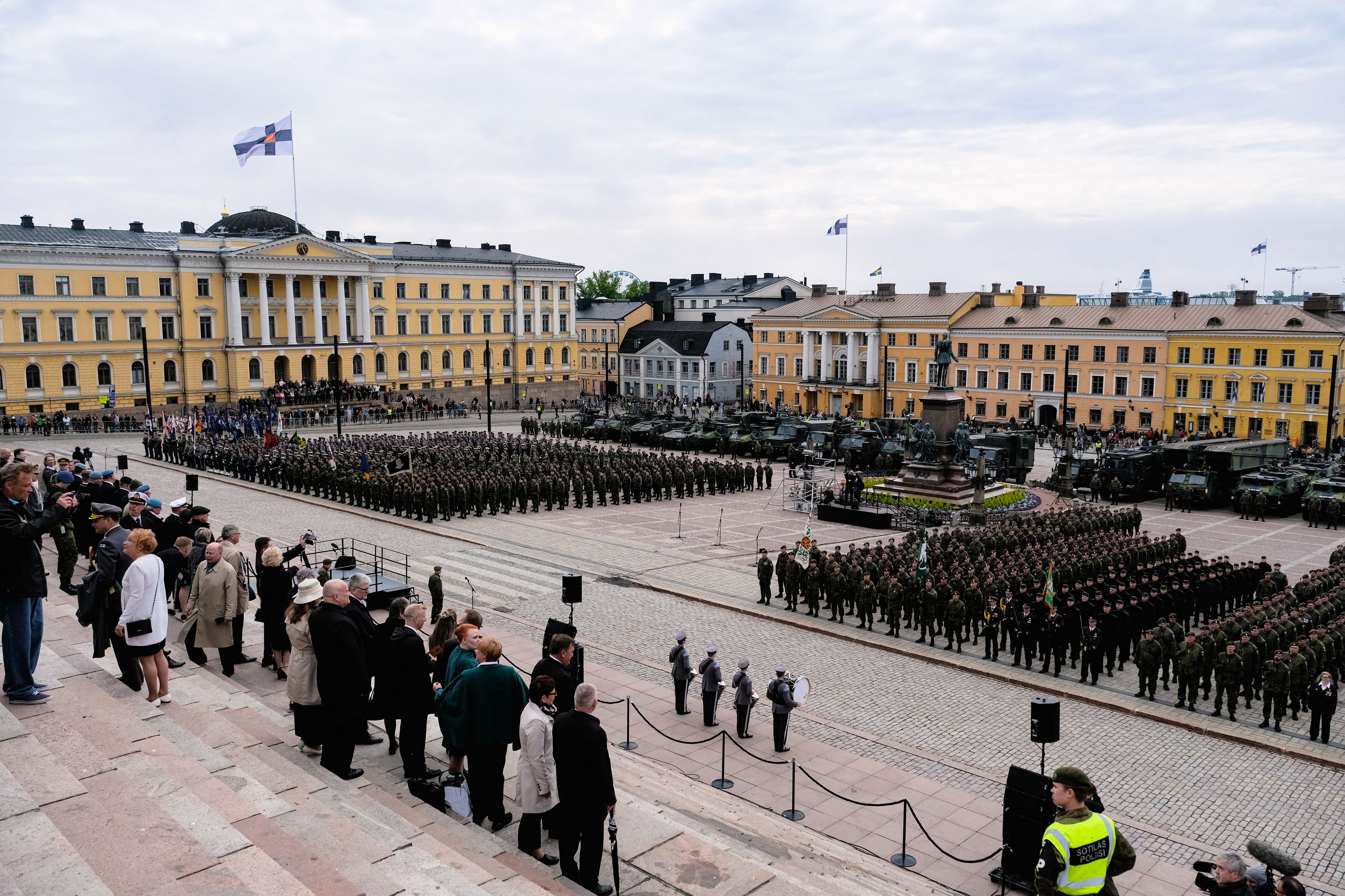 Fińska parada wojskowa na placu przed katedrą w Helsinkach
