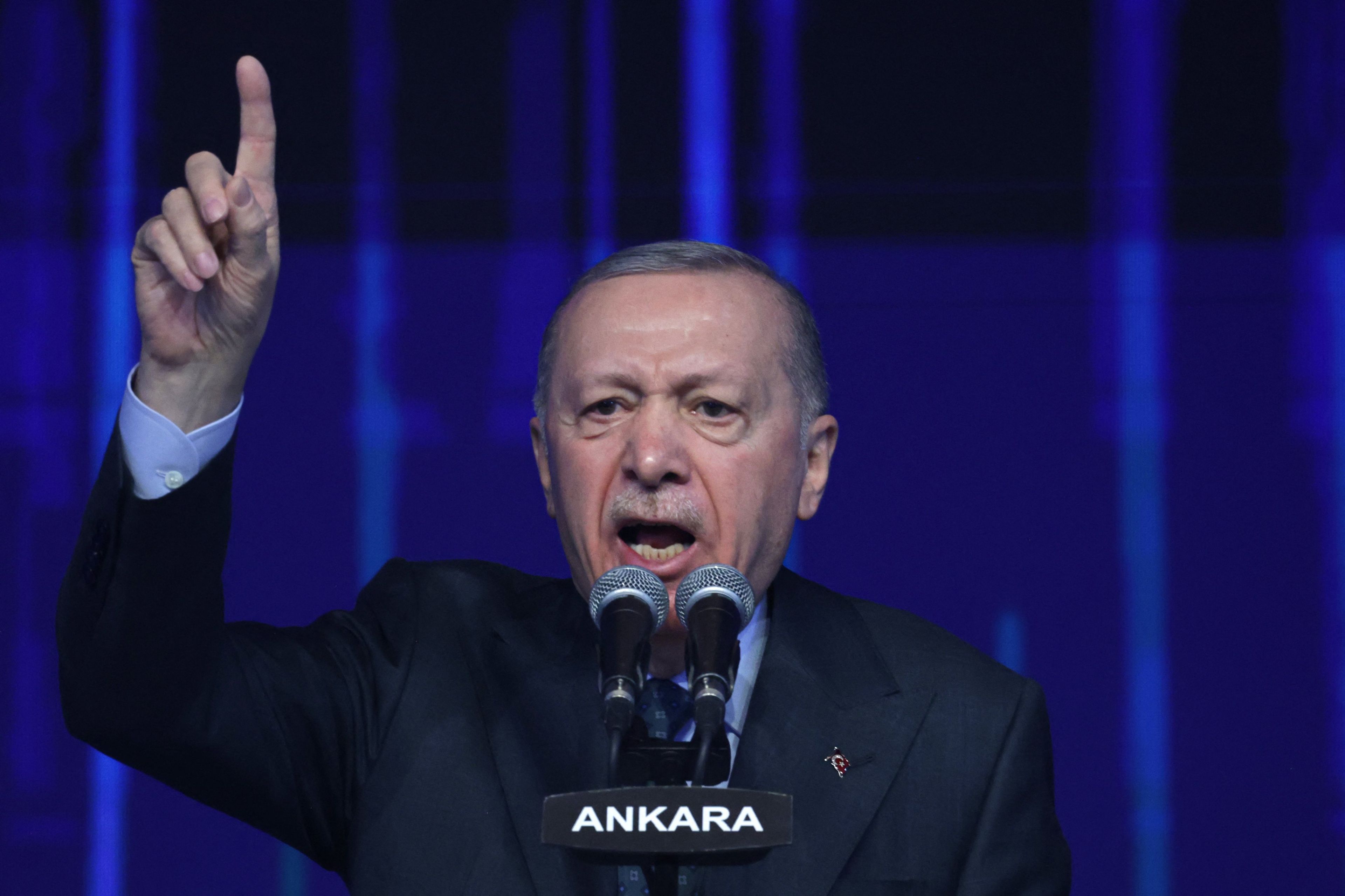Starszy mężczyzna, prezydent Tusrcji Erdogan przemawia z trybuny