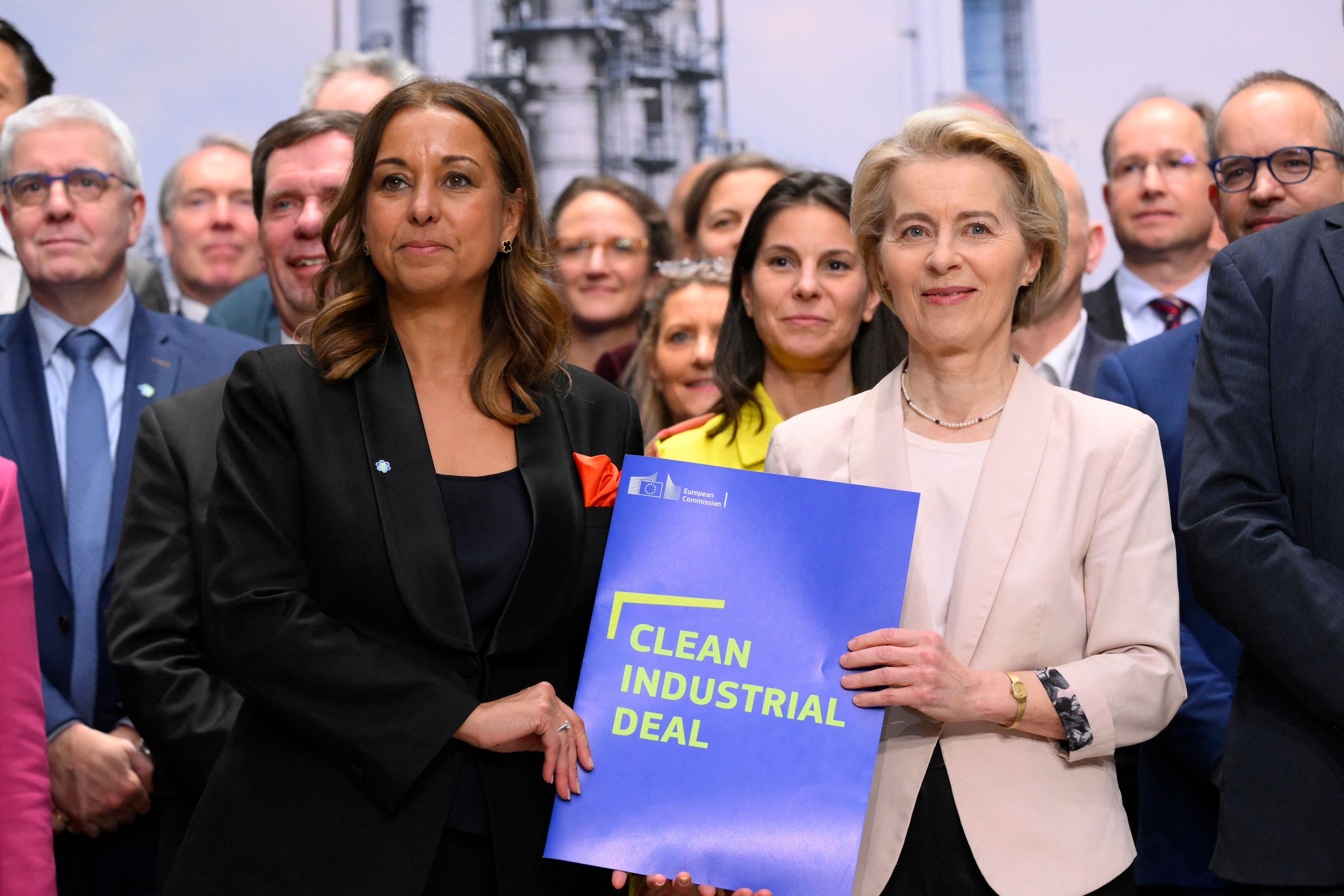 dwie kobiety trzymają plakat z napisem clean industrial deal