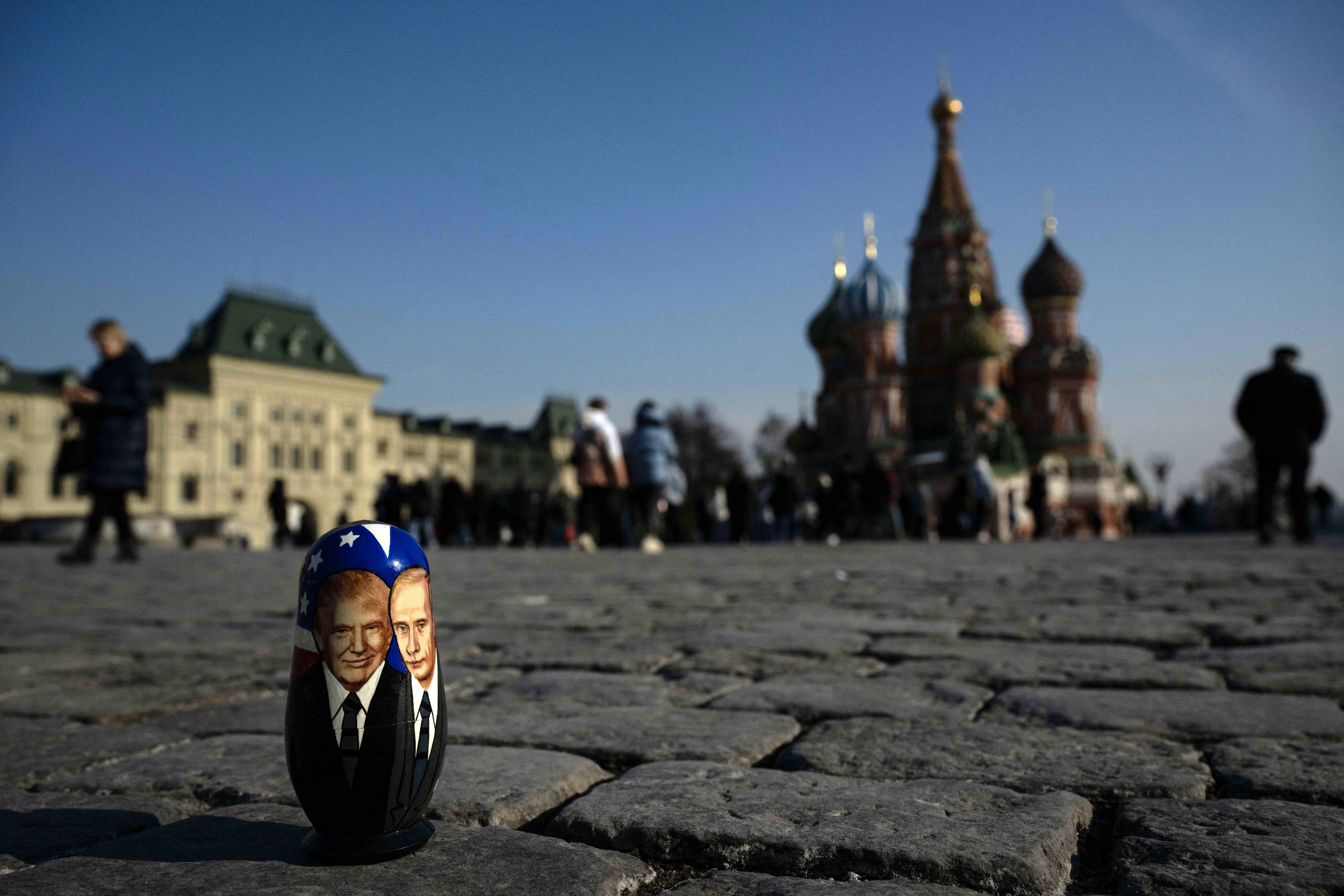 Figurka z twarzami Trumpa i Putina na Placu Czerwonym w Moskwie