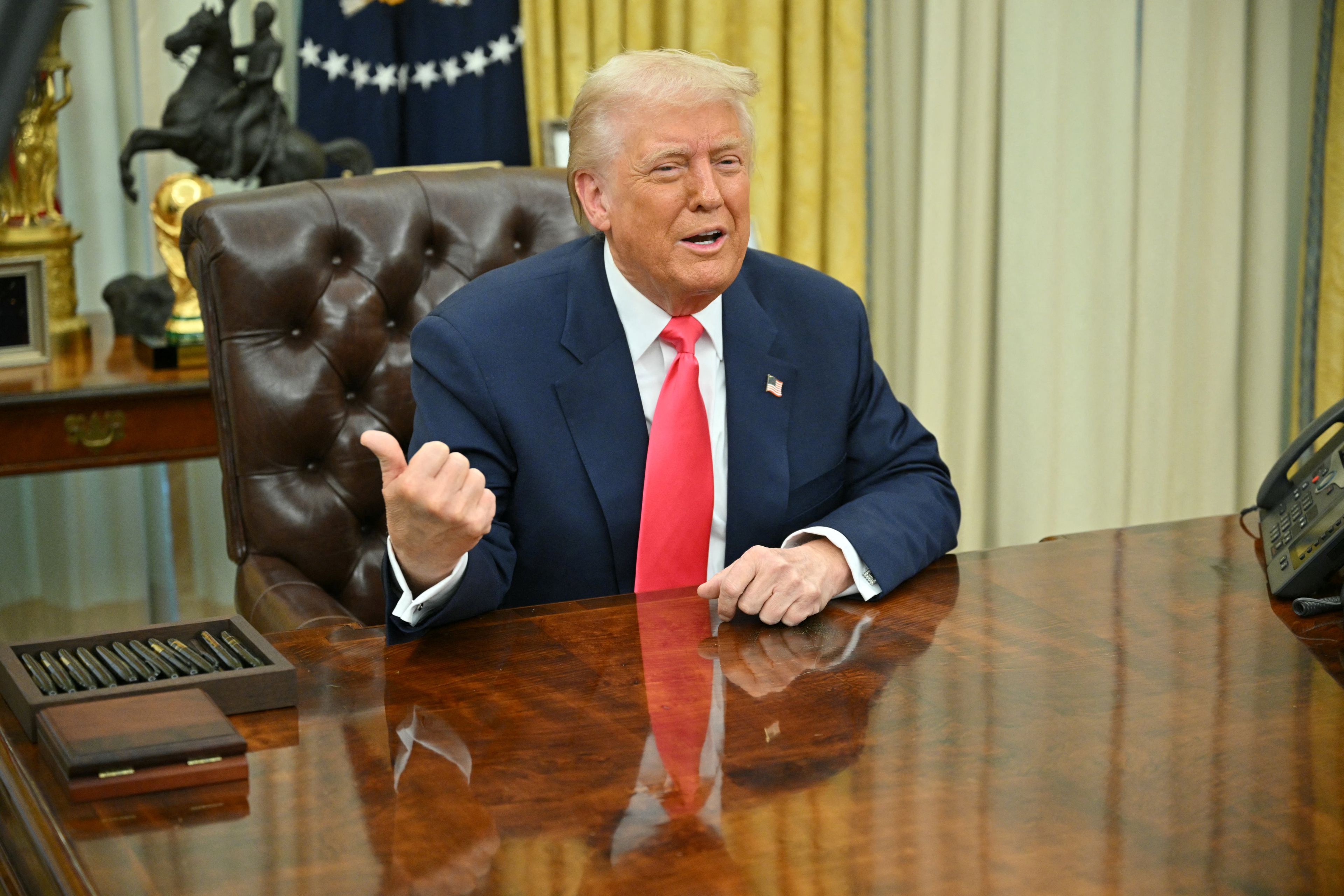 Donald Trump za biurkiem w Gabinecie Owalnym